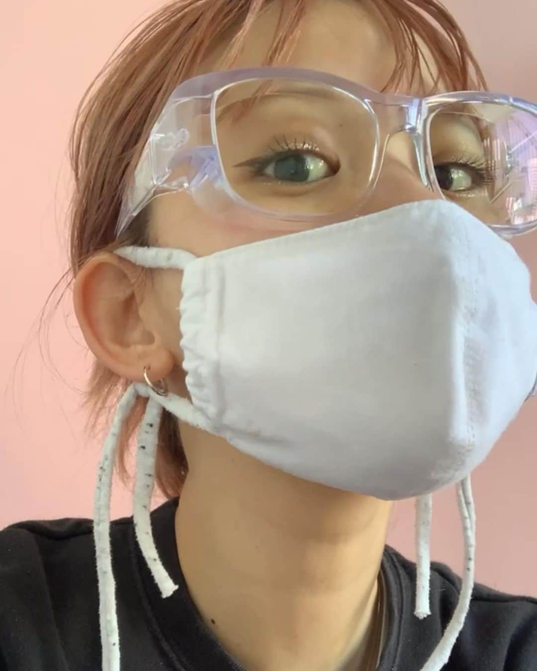 のインスタグラム：「花粉症とコロナ対策メガネ🥽🐒🎀 一周回ってダサ可愛い❣️(と思いたい)  ますます研究員みたいになったので これからも可愛いヘアの研究を続けます👩🏼‍🔬🌈  #コロナ対策 #花粉症対策 .」