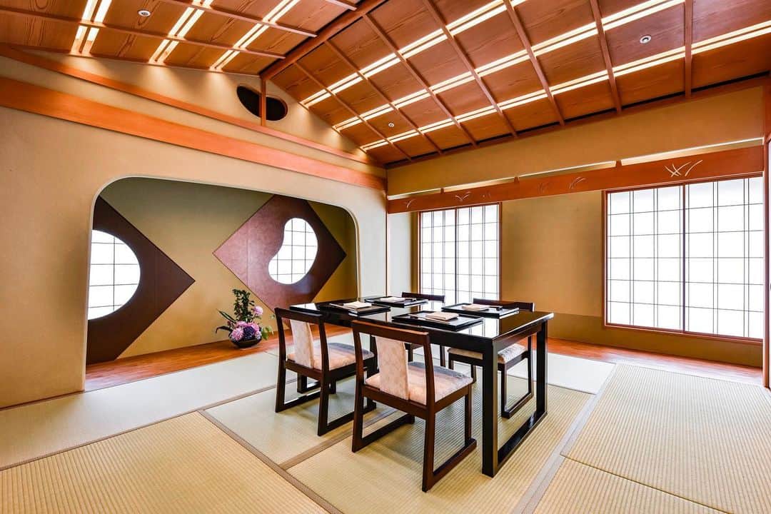 The Westin Osaka （ウェスティンホテル大阪）さんのインスタグラム写真 - (The Westin Osaka （ウェスティンホテル大阪）Instagram)「日本料理「はなの」では、レストラン内とホテル 7 階にそれぞれに趣の異なる 5 つの個室をご用意いたしております。隣席の飛沫防止のためのアクリル板をご要望に応じてご用意いたしております。グループでのお食事、結納、顔合わせ等にもご利用いただけます。 ————————————————— #割烹 #日本料理 #カウンター #和食 #大阪和食 #ホテル和食 #割烹料理 #大阪割烹 #はなの #日本料理はなの #個室 #飛沫対策 ————————————————— Tag@westinosaka to share your image with us.  ⠀⠀ #WestinOsaka #ウェスティンホテル大阪」1月25日 11時39分 - westinosaka