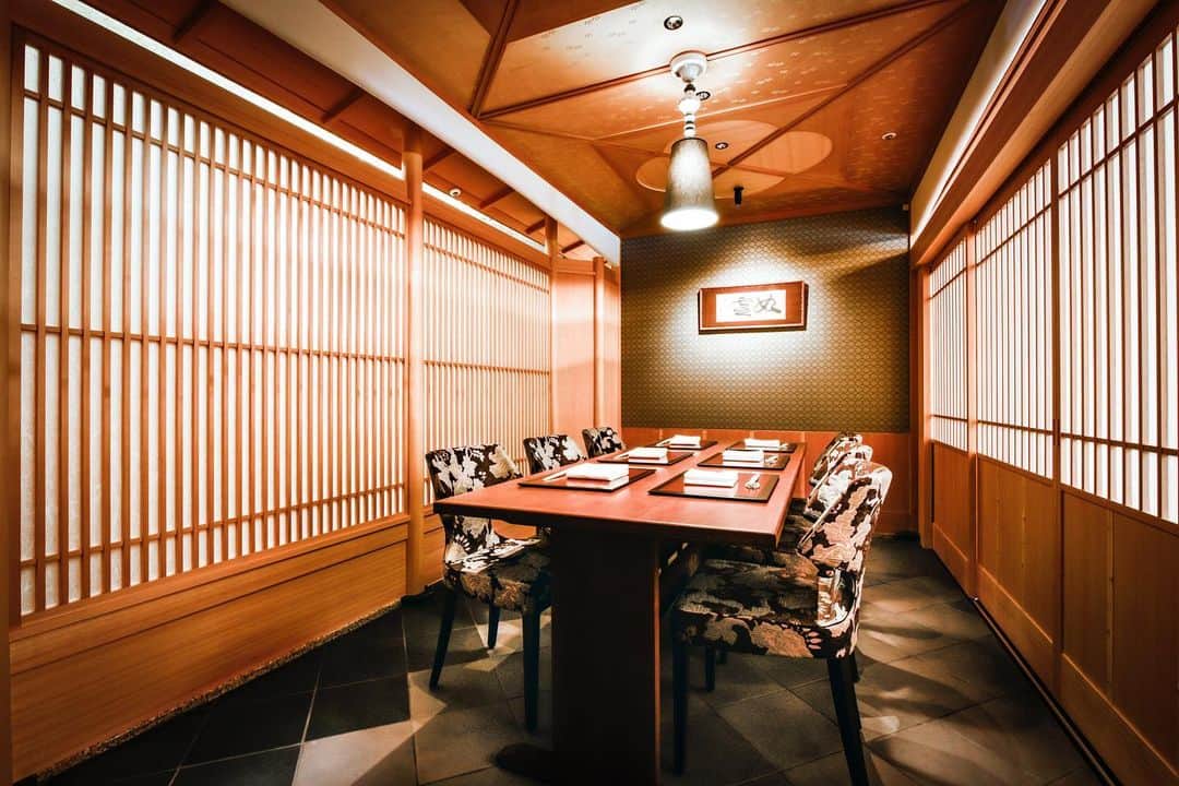 The Westin Osaka （ウェスティンホテル大阪）さんのインスタグラム写真 - (The Westin Osaka （ウェスティンホテル大阪）Instagram)「日本料理「はなの」では、レストラン内とホテル 7 階にそれぞれに趣の異なる 5 つの個室をご用意いたしております。隣席の飛沫防止のためのアクリル板をご要望に応じてご用意いたしております。グループでのお食事、結納、顔合わせ等にもご利用いただけます。 ————————————————— #割烹 #日本料理 #カウンター #和食 #大阪和食 #ホテル和食 #割烹料理 #大阪割烹 #はなの #日本料理はなの #個室 #飛沫対策 ————————————————— Tag@westinosaka to share your image with us.  ⠀⠀ #WestinOsaka #ウェスティンホテル大阪」1月25日 11時39分 - westinosaka