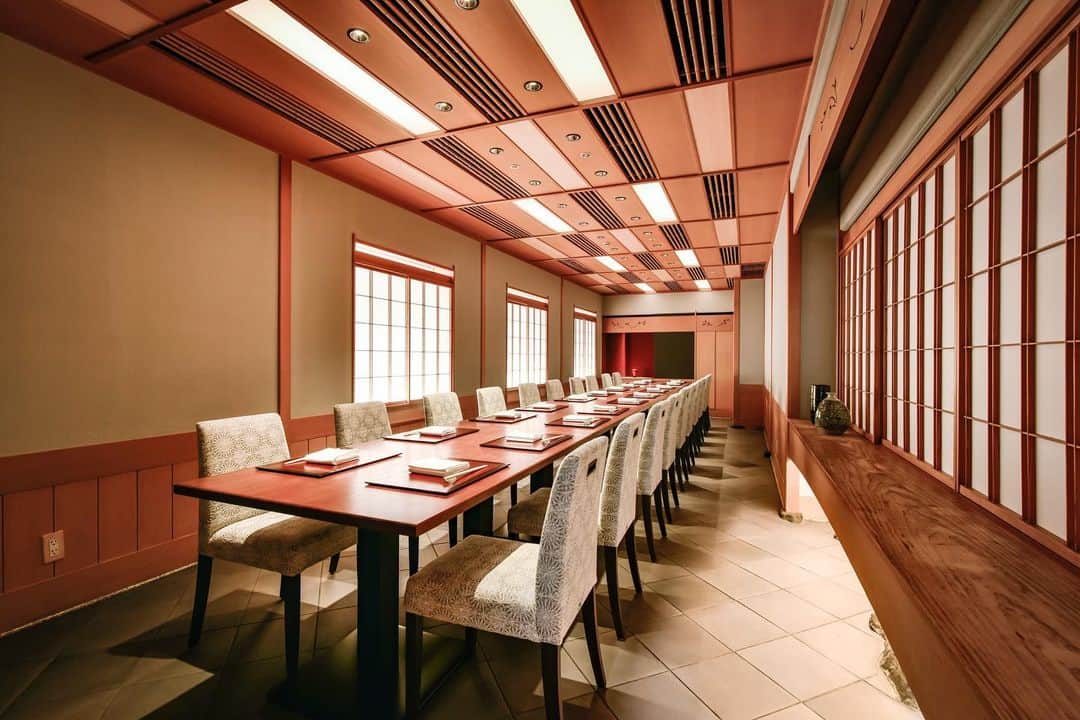The Westin Osaka （ウェスティンホテル大阪）さんのインスタグラム写真 - (The Westin Osaka （ウェスティンホテル大阪）Instagram)「日本料理「はなの」では、レストラン内とホテル 7 階にそれぞれに趣の異なる 5 つの個室をご用意いたしております。隣席の飛沫防止のためのアクリル板をご要望に応じてご用意いたしております。グループでのお食事、結納、顔合わせ等にもご利用いただけます。 ————————————————— #割烹 #日本料理 #カウンター #和食 #大阪和食 #ホテル和食 #割烹料理 #大阪割烹 #はなの #日本料理はなの #個室 #飛沫対策 ————————————————— Tag@westinosaka to share your image with us.  ⠀⠀ #WestinOsaka #ウェスティンホテル大阪」1月25日 11時39分 - westinosaka
