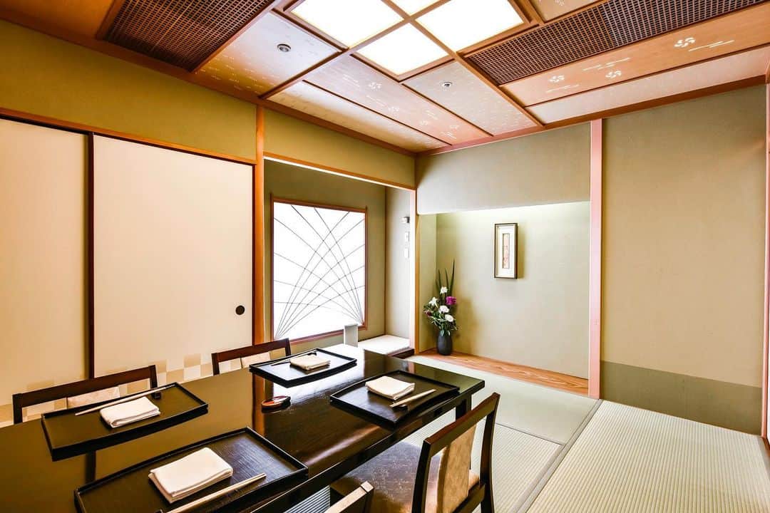 The Westin Osaka （ウェスティンホテル大阪）さんのインスタグラム写真 - (The Westin Osaka （ウェスティンホテル大阪）Instagram)「日本料理「はなの」では、レストラン内とホテル 7 階にそれぞれに趣の異なる 5 つの個室をご用意いたしております。隣席の飛沫防止のためのアクリル板をご要望に応じてご用意いたしております。グループでのお食事、結納、顔合わせ等にもご利用いただけます。 ————————————————— #割烹 #日本料理 #カウンター #和食 #大阪和食 #ホテル和食 #割烹料理 #大阪割烹 #はなの #日本料理はなの #個室 #飛沫対策 ————————————————— Tag@westinosaka to share your image with us.  ⠀⠀ #WestinOsaka #ウェスティンホテル大阪」1月25日 11時39分 - westinosaka
