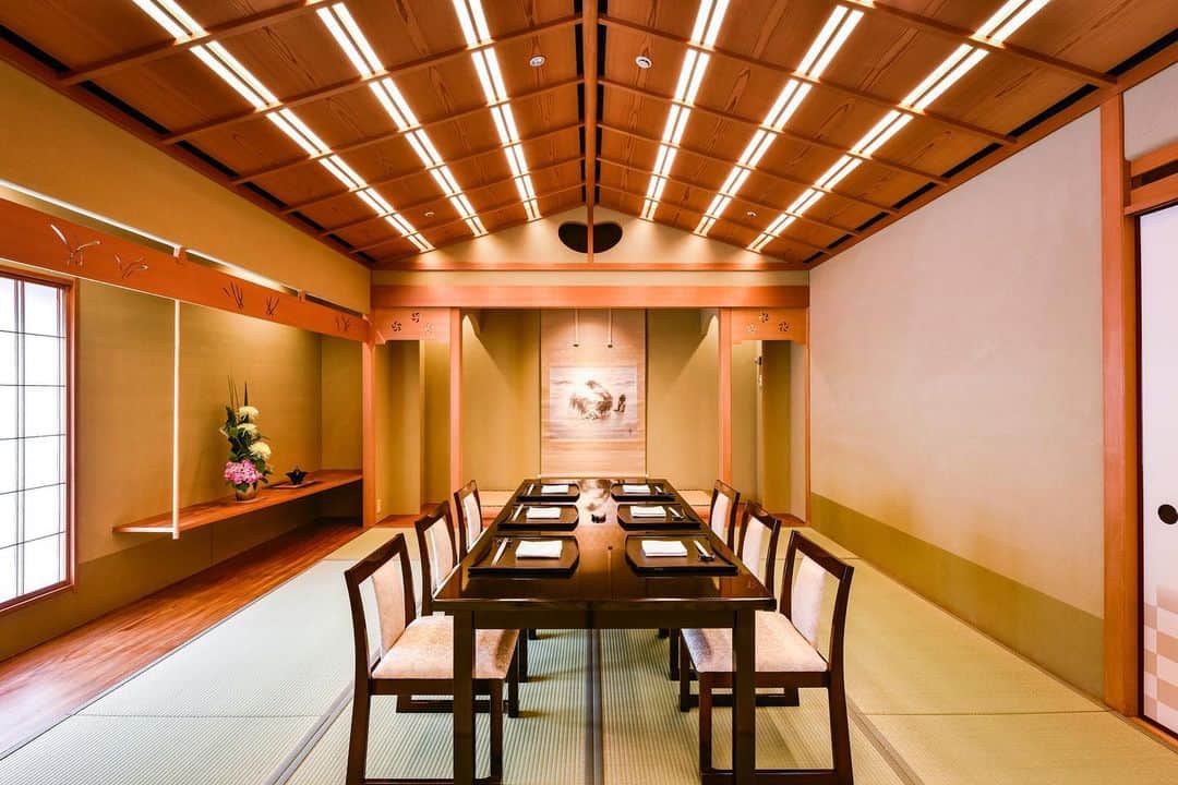 The Westin Osaka （ウェスティンホテル大阪）さんのインスタグラム写真 - (The Westin Osaka （ウェスティンホテル大阪）Instagram)「日本料理「はなの」では、レストラン内とホテル 7 階にそれぞれに趣の異なる 5 つの個室をご用意いたしております。隣席の飛沫防止のためのアクリル板をご要望に応じてご用意いたしております。グループでのお食事、結納、顔合わせ等にもご利用いただけます。 ————————————————— #割烹 #日本料理 #カウンター #和食 #大阪和食 #ホテル和食 #割烹料理 #大阪割烹 #はなの #日本料理はなの #個室 #飛沫対策 ————————————————— Tag@westinosaka to share your image with us.  ⠀⠀ #WestinOsaka #ウェスティンホテル大阪」1月25日 11時39分 - westinosaka