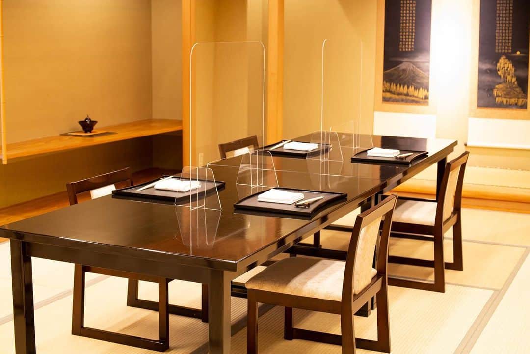 The Westin Osaka （ウェスティンホテル大阪）さんのインスタグラム写真 - (The Westin Osaka （ウェスティンホテル大阪）Instagram)「日本料理「はなの」では、レストラン内とホテル 7 階にそれぞれに趣の異なる 5 つの個室をご用意いたしております。隣席の飛沫防止のためのアクリル板をご要望に応じてご用意いたしております。グループでのお食事、結納、顔合わせ等にもご利用いただけます。 ————————————————— #割烹 #日本料理 #カウンター #和食 #大阪和食 #ホテル和食 #割烹料理 #大阪割烹 #はなの #日本料理はなの #個室 #飛沫対策 ————————————————— Tag@westinosaka to share your image with us.  ⠀⠀ #WestinOsaka #ウェスティンホテル大阪」1月25日 11時39分 - westinosaka