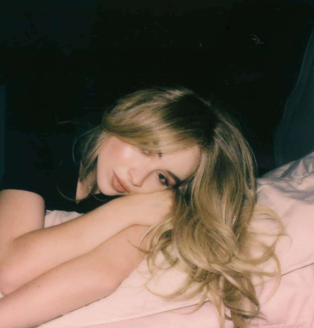 サブリナ・カーペンターのインスタグラム：「thank you to everyone who has listened to skin 🤍 especially those who have opened their minds to lyrically what i was trying to get across   i wasn’t bothered by a few lines in a (magnificent) song and wrote a diss track about it. i was at a tipping point in my life for countless reasons. so i was inspired to do what i usually do to cope, write something that i wish i could have told myself in the past.  people can only get to you if you give them the power to. and a lot of people were trying to get to me.  the song isn’t calling out one single person. some lines address a specific situation, while other lines address plenty of other experiences I’ve had this past year..  it also shows that many things have actually gotten under my skin.. and I’m still learning to not give other people so much power over my feelings. I know a lot of you struggle with the same thing.   i don’t want this to become an endless cycle so please don’t take this as an opportunity to send more hate anyone’s way.   lots of love to u all.  thanks for letting me grow.」