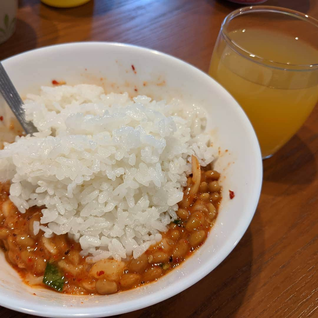 マキのインスタグラム：「. あんまり食欲ない朝でも 炭水化物をしっかり食べましょ✨ . 食欲ないからおかず食べられない って時も 食物繊維のジュースで無敵🤗 . #体質改善サロン　#体質改善プログラム　#体質改善したい　#腸活サプリ　#腸活美人　#腸活アドバイザー　#腸活女子　#腸内環境を整える　#腸内環境の改善　#便秘解消　#ファスティングマイスター　#ファスティングカウンセラー　#ファスティングアドバイザー　#ファスティングドリンク　#ファスティングサポート」