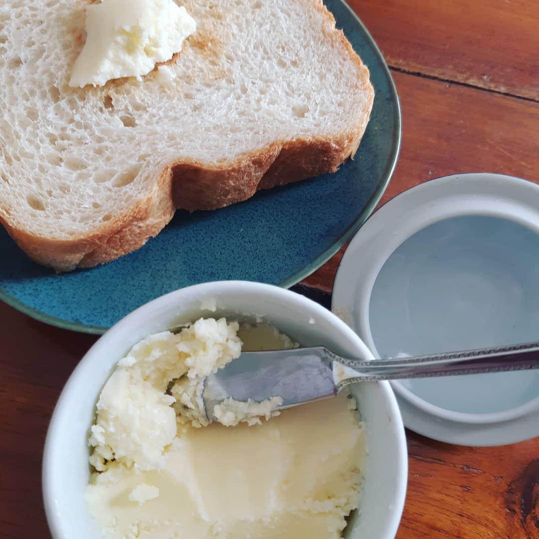 TOKIEさんのインスタグラム写真 - (TOKIEInstagram)「賞味期限間近の生クリームが残っていたので、発酵バター作ってみたら美味しすぎる。 パンも食べ過ぎそうだ笑」1月25日 11時47分 - tokieofficial1