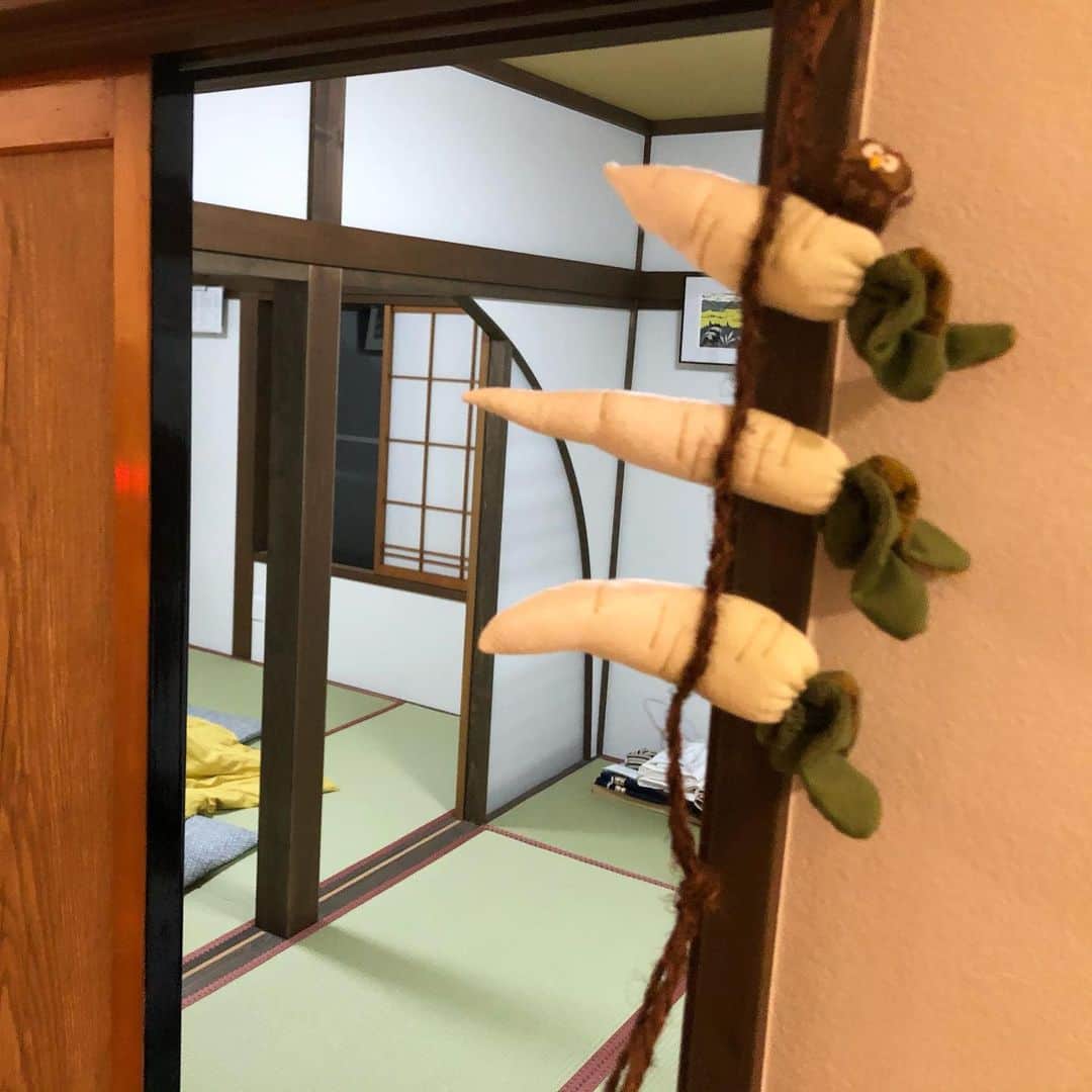 Rediscover Fukushimaさんのインスタグラム写真 - (Rediscover FukushimaInstagram)「What do you like about Ouchi-juku?🥰  Hello everyone, Reagan here, thanks again for joining our livestream!✨ I’m still working on answering all of the questions we got so if your question hasn’t been answered yet I will try to answer it soon. 😊  Did you enjoy visiting here? What was your favorite part?  We are thinking of doing more virtual tours through livestream of Instagram and Facebook so please let us know you opinion and maybe where you would like to go next! 😍✨   🏷 ( #japan #japantrip #japantravel #japanvirtualtravel #japanvirtualtour #japaneseposttown #ouchijuku #winterinjapan #japanesecrafts #snowyjapan #virtualtour #virtualtours #virtualtravel #virtualjapan #letsgo #letsgosomewhere #flowers #handmade #大内宿 #crafts #handmadeinjapan #handmadeinjapanfes冬2020 #fukushima #fukushimagram #travelfukushima #visitfukushima! #walkingtours  #rusticjapan #vintagejapan #福島　)」1月25日 11時56分 - rediscoverfukushima