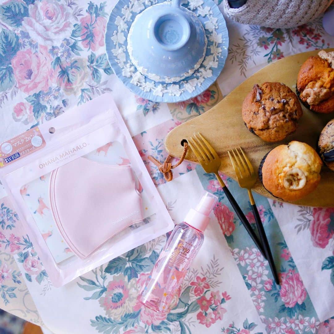 のインスタグラム：「．  Cute beauty goods ． いつもご紹介している @ohanamahaalo  さんから、新商品のマスクとマスクケース メイクカバーミストが届きました💓 ﻿ 可愛いお色のマスクがなかなか 見つからなかったから、このマスク 嬉しすぎる〜🥺  相変わらずの可愛いピンクたち❤️ ピンク好きにはたまりません〜✨  ﻿プレゼントにも絶対に喜ばれますね♡  ． #オハナマハロ#ohanamahaalo #アンバサダー#マスク#マスクケース#メイクカバーミスト#ミスト#お家時間 #除菌#消臭#美容#癒しの時間 #美容好きな人と繋がりたい #コスメ#可愛い#大人可愛い#リラックス#リラックスタイム#写真好きな人と繋がりたい #beauty #instabeauty #cosmetics ﻿」