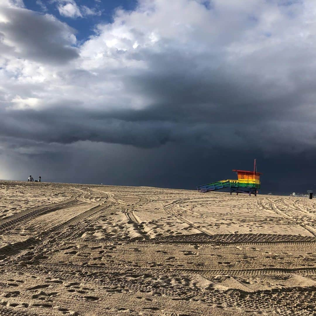 ジェシカ・ストループのインスタグラム：「Ooh boy I love it when it rains in LA.」