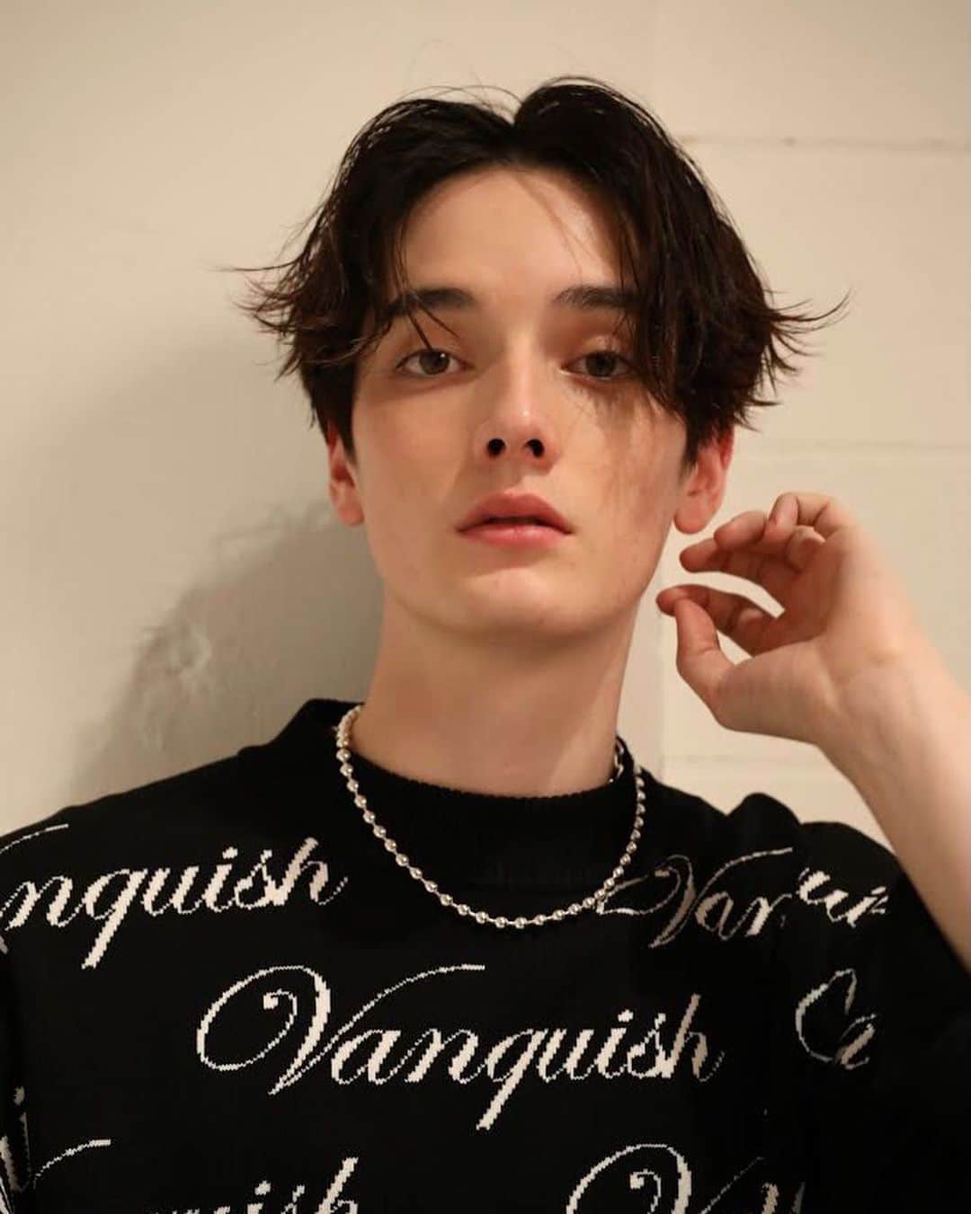 ヴァンキッシュのインスタグラム：「ㅤㅤㅤㅤㅤㅤㅤㅤㅤㅤㅤㅤㅤ □BALL CHAIN NECKLACE[VAC1245] ¥ 6,600 (税込) ㅤㅤㅤㅤㅤㅤㅤㅤㅤㅤㅤㅤㅤ □ORDERLY LOGO KNIT[VKT899] ¥ 13,200 (税込) Color: White / Black Size: M / L ㅤㅤㅤㅤㅤㅤㅤㅤㅤㅤㅤㅤㅤ Shop link bio！ ——————————————— ‪#VANQUISH #vanquishjp」