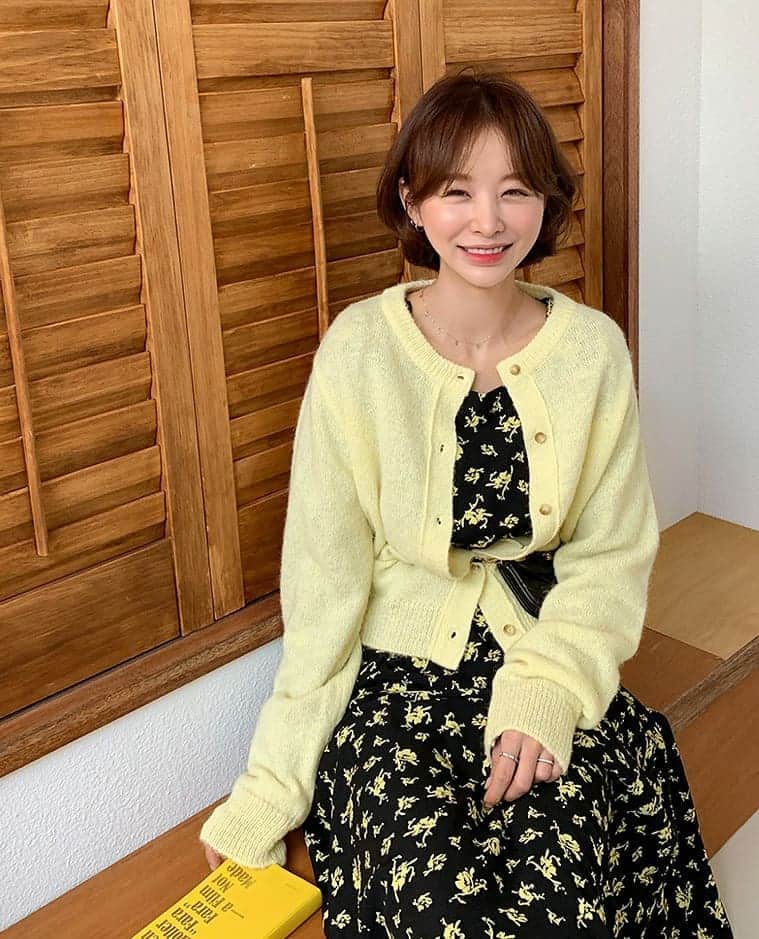 imvelyジャパンのインスタグラム：「🆕本日の新作5%OFF🆕  今日の1PICKは～！ 可愛らしいイエローフラワーパターンのロングワンピース💛💛 スクエアネックラインと程よい厚みの肩パッドで 女性らしいラインを綺麗に演出してくれる１枚です(୨୧ ❛ᴗ❛)✧  詳細はサイトでチェックしてください💡  #イムブリー#IMVELY#ワンピース#大人カジュアル#大人可愛い#ootd#デイリー #カジュアルコーデ」