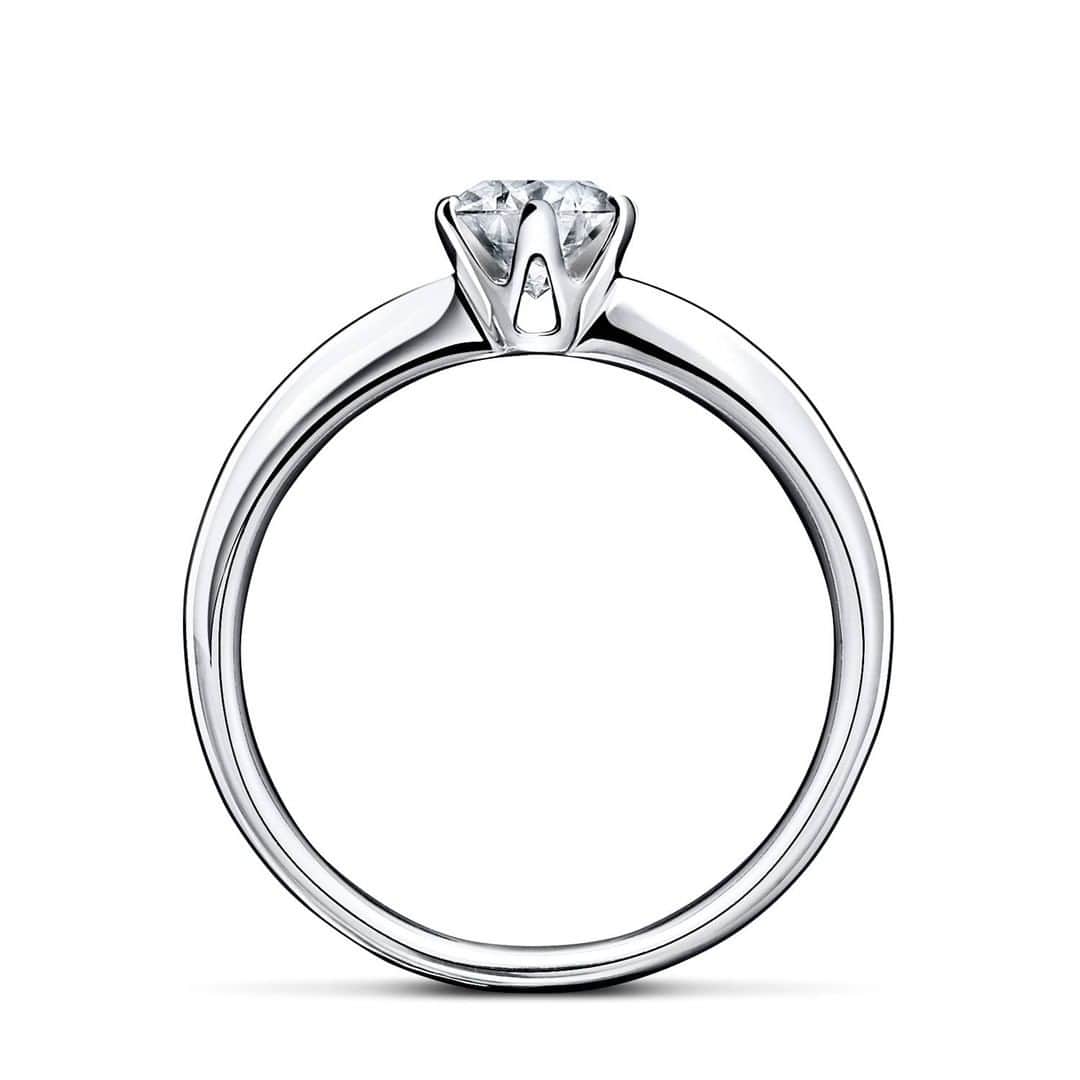 ラザール ダイヤモンド ブティック公式 | 婚約・結婚指輪さんのインスタグラム写真 - (ラザール ダイヤモンド ブティック公式 | 婚約・結婚指輪Instagram)「時を超えて今なお、特別な輝きに満ちるラザール ダイヤモンド。“アイデアルメイク”という理想的なカッティングは、世界の名だたるジュエラーやカッター達から惜しみない賞讃を受けた。エンゲージリングとマリッジリングの重ね付けで、その世界観をより深く味わいたいもの。  極めてピュア＆プレーンなアームに大ぶりのダイヤモンド。極めてシンプルかと思えば、側面に開けた穴により、ダイヤモンドを七色に輝かせるギミックが施されたエンゲージリング「カリヨン」。喝采するかのように寄り添うのは、マリッジリングの「アプローズ」。スポットライトのように輝くメレダイヤを端正にレイアウトして。  絶対的なアミュレットであり、最高の眼福ジュエリー。あなたの左手薬指に、その魔法をかけて。  プロフィールのリンクからHPをご覧いただけます。﻿ →@lazarediamond_boutique   #結婚指輪 #婚約指輪 #マリッジリング #ブライダルジュエリー #エタニティリング #エンゲージリング #marriagering #bridaljewelry #engagementring #結婚指輪選び #婚約指輪選び #結婚指輪探し #婚約指輪探し #lazarediamond #ラザールダイヤモンド #プレ花嫁 #プレ花嫁さんと繋がりたい #結婚式準備 #花嫁 #結婚準備 #プロポーズ #ダイヤモンド #花嫁準備 #2021春婚 #2021夏婚」1月25日 12時00分 - lazarediamond_boutique