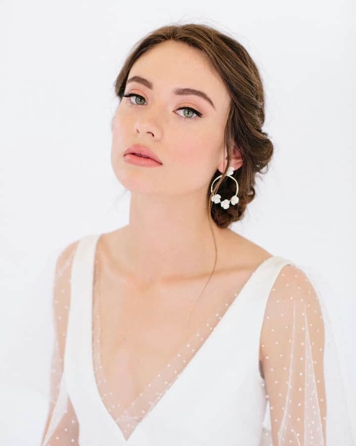 のインスタグラム：「MAGNOLIA WHITE shinsaibashiにJennifer Behrの新作アクセサリーが入荷いたしました。 普段使いもできる大きさなので、挙式後もお使いいただけます。 カラーアクセサリーも新たに入荷いたしましたので、ぜひこの機会にご覧くださいませ。  詳細はドレスサロンまでお問い合わせくださいませ。  MAGNOLIA WHITE shinsaibashi adress.大阪府大阪市中央区南船場4-2-11 JPR心斎橋ビル THE DRAPE  #magnoliawhite #jenniferbehr #ジェニファーベア #ファッションジュエリー #マグノリアホワイト #ドレス小物 #ブライダルアクセサリー #イヤリング #ピアス #2020冬婚 #2021春婚 #2021夏婚 #2021秋婚」