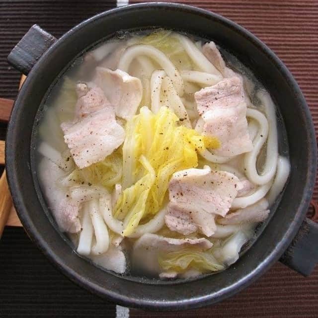 テーブルマークさんのインスタグラム写真 - (テーブルマークInstagram)「【白菜漬けと豚バラの煮込みうどん】 . 白菜漬けを使ってシンプルながらもおいしい一品に。 漬け汁で味をととのえるので、捨てずに取っておいてください。 . ▼材料（2人分） ❁冷凍「さぬきうどん」：2玉 ❁豚バラ肉（一口大）：100g ❁白菜の漬け物（一口大）：100g ❁しょうが（スライス）：2～3枚 ❁鶏がらスープの素：大さじ1 ❁ごま油：小さじ1 ❁塩・こしょう：適量 . ▼作り方 ①鍋に水（800cc)と鶏がらスープの素、しょうがを入れて火にかける . ②沸騰したら豚バラ肉を加え、火が通ったらアクを取り除く . ③汁気を絞った白菜の漬け物を加え、再沸騰させる . ④冷凍「さぬきうどん」を凍ったまま加え、再沸騰したら塩・こしょうと白菜の漬け汁を利用して味をととのえる . ⑤最後にごま油を風味付けに加えて召し上がれ . #うどん #udon #冷凍うどん #さぬきうどん #うどん部 #うどん好き #レシピ #おうちごはん #簡単レシピ #時短料理 #簡単ごはん #あったかごはん #白菜漬け #アレンジレシピ #デリスタグラム #foodstagram #今日のごはん #TableMark #テーブルマーク」1月25日 12時00分 - tablemark_jp
