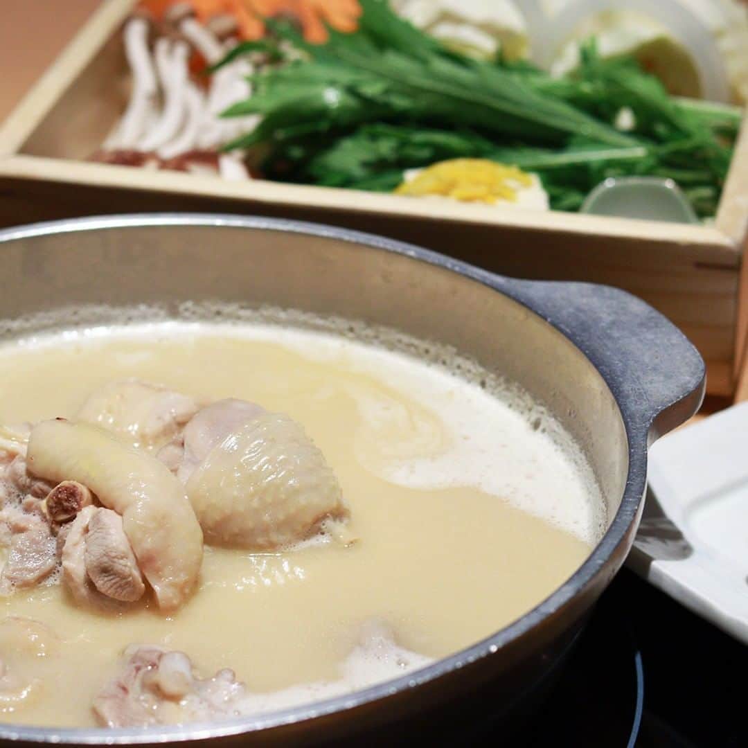 Marunouchi Paperさんのインスタグラム写真 - (Marunouchi PaperInstagram)「【鶏の旨みとコラーゲンがたっぷり詰まった絶品水炊き】 丸の内オアゾ6Fの「水炊き・焼酎 丸の内 若どり」の「水炊き」は、寒い冬に欠かせないおすすめ鍋料理です。  おいしさの決め手となるスープは、鶏の美味しさが際立つように異なる調理法で作った2種をブレンド。 新鮮な丸鶏を12～13時間煮込んだ濃厚白湯スープと、低温で3時間程煮たスープをブレンドすることでベストな濃さに仕上げます。低温で一緒に煮込んだ鶏肉と新鮮野菜を、旨みとコラーゲンがたっぷり詰まった極上のスープでご堪能ください。  また、スープ自体に味がついているのでポン酢などのつけだれは不要。味のアクセントにはお店オリジナルのマイルドな柚子胡椒を。鶏のおいしさをさらに引き立ててくれます。  鍋料理のもう一つのお楽しみが最後の〆。ラーメン、雑炊、チーズリゾットの3種類から選べます。凝縮されたスープの旨みを最後まで味わえる雑炊がおすすめです。  落ち着いたカウンター席では、お一人からでも楽しめます。豊富に揃う熊本の米焼酎「球磨焼酎」を楽しみに来店する方も多いそう。  おいしい上にコラーゲンがたっぷり入った水炊きは女性必見。温かい鍋料理でお腹も心も大満足の一品です。  ------------------------------------------------ 水炊き・焼酎 丸の内 若どり【鶏料理専門店】丸の内オアゾ6F TEL：03-5221-5231  水炊き 一人前税込2,750円 ------------------------------------------------ ※新型コロナウイルス感染拡大の防止に努めて営業いたします。ご利用されるお客様の安全・安心のために、何卒ご理解・ご協力賜りますようお願い申し上げます。 ※一部店舗にて休業、もしくは営業時間を変更する場合がございます。詳細は、各店舗へお問合せください。  #marunouchi_paper #marunouchi #tokyo #マルノウチペーパー #丸の内 #東京駅 #丸の内グルメ #丸の内ごはん #丸の内若どり #水炊き #水炊き鍋 #鍋料理 #鍋 #若どり #濃厚白湯 #白湯スープ #丸鶏 #コラーゲン #コラーゲンたっぷり #球磨焼酎 #福岡グルメ #九州グルメ #こだわりスープ #丸の内オアゾ #oazo」1月25日 12時00分 - marunouchi_paper