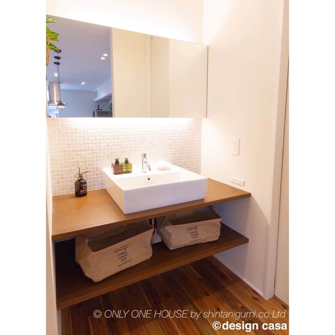 ONLY ONE HOUSE 株式会社 新谷組のインスタグラム：「*  #造作洗面施工事例  正面にモザイクタイルを アクセントに使い 間接照明を施しました。  #造作洗面 でしか出来ない ホテルライクでお洒落な洗面に 仕上がりました🌿  more phots▶︎ @shintanigumi.co.ltd   --------------------------------------  新谷組は土地探しから 設計施工管理の全てを 弊社で担う事ができます！  大工工務店だからこそ出来る 枠にとらわれない自由な発想で お客様のお家づくりを 全力でサポートいたします💪🏻  お気軽にご相談ください☻  #ONLY_ONE_HOUSE by shintanigumi.co.Ltd  本社TEL ▶︎0770-78-1255 事務所TEL ▶︎0770-59-2552 E-Mail ▶︎shintanigumi@outlook.jp 新谷組HP ▶︎http://www.shintanigumi.jp  --------------------------------------  #新谷組 #オンリーワンハウス #おおい町 #舞鶴市 #高浜町 #小浜市 #敦賀市 #若狭町 #美浜町 #新築 #一戸建て #外構工事 #改修工事 #シンプルライフ #マイホーム #注文住宅 #デザイン住宅 #自由設計 #工務店 #金属サイディング #家事楽動線 #家づくり #モデルハウス #洗面 #モザイクタイル #withコロナ #手洗い」