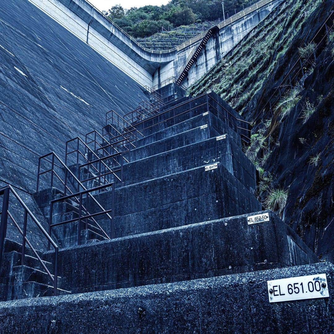 東京電力ホールディングス株式会社さんのインスタグラム写真 - (東京電力ホールディングス株式会社Instagram)「蛇尾川ダム　点検用階段(2020年10月撮影) Sabigawa Dam Inspection stairs ダムの下流へ点検に向かう際は、約300段ある点検用階段を登り降りします。  #東京電力 #東電 #tepco #栃木県 #tochigi #蛇尾川ダム #ダム #ダム好き #ダムカード #ダム巡り #重力式コンクリートダム #再生可能エネルギー #水力発電 #何気ない景色 #誰かに見せたい景色 #景色写真 #風景写真 #ファインダー越の風景 #情景 #見上げる #階段 #奥行き #写真散歩 #コンクリート #dam #damphotography #damphoto #renewablepower #renewableenergy #special_shot_」1月25日 12時05分 - tepco.official