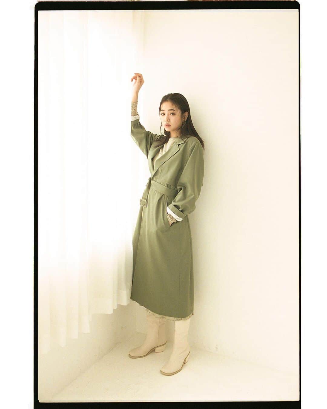 のインスタグラム：「New spring with trench coat mayuu yokota _____________________________________________ 袖を通すだけで、気持ちを新たな季節へと誘うトレンチコート。 スタンダードなワードローブだからこそ、ほかにはない特別な一枚を見つけたい。 今年はトレンチコートを構成する要素の中でも重要なボタンをあえて外し、ミニマルなデザインに仕立てることで、よりモードでエレガンスなムードに。 イノセントな空気感はそのままに、垣間見せる大人の表情で魅了するモデル・横田真悠が着こなします。  SHEL'TTER WEBSTORE・ZOZOTOWNにて先行予約発売中 SLY店舗1/29(FRI)入荷予定 ☑︎TRENCH GOWN (030ESY30-0810) KHA,BLU,GRY,BEG ¥12,000+tax  全て2月発売予定 ☑︎LADDER LACE DRESS (030ESY33-0850) L/MINT,BLK ¥13,000+tax  ☑︎3LANE CLEAR MARBLE EARRINGS (030ESZ56-0880) BRN,GRN ¥3,500+tax  全てSLY店舗・SHEL'TTER WEBSTORE・ZOZOTOWNにて発売中 ☑︎ROUND SQUARE MIDDLE BOOTS (030ESM55-0230) IVOY,BLK ¥14,000+tax _____________________________________________ #SLY #SLY_fav」