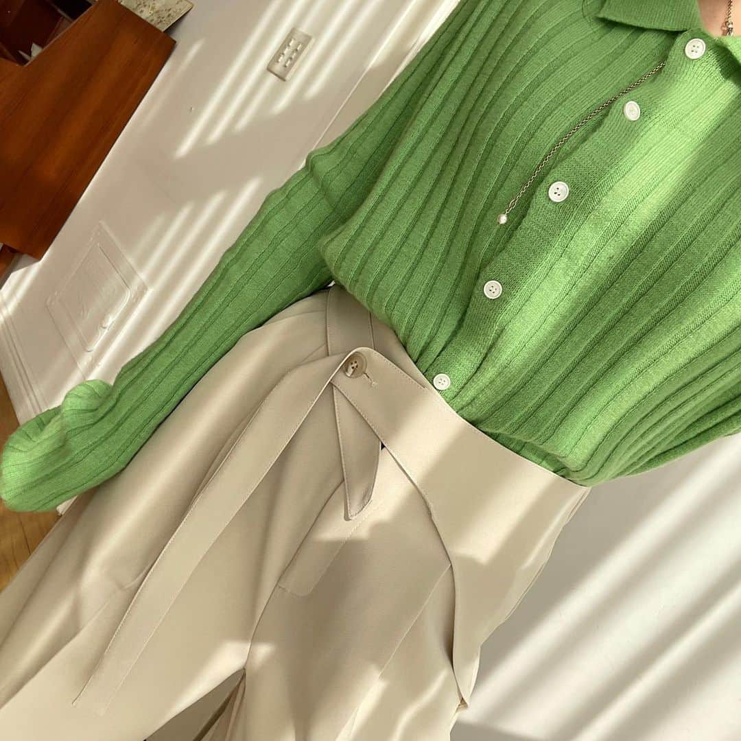 MeJiwooさんのインスタグラム写真 - (MeJiwooInstagram)「오늘의 프리오더 아이템💚  골지 카라 가디건 니트에요. 유연한 촉감에 부담없는 원사 텍스처로 유연하게 착용하실수 있어요. 예민하신붐들도 큰 거슬림없이 초이스 하실 수 있구요, 오픈하셔서 가벼운 니트 가디건처럼, 클로징하셔서 저처럼 단품 느트웨어처럼! 단정하고 깔끔하면서, 데일리하고 두루두루 손이 가실 잇템이랍니다.  스탠다드한 아웃핏에 소매기장이 길어 여리해보이면서 롤업하여 연출하시기도 좋을거에요. 총장은 골반에 드롭되어 너무 짧거나 길지도 않으니 적당한 무드로 즐겨주세요✨ 판매가 45000원에 할인률 적용시 4만원 초반대로 구매 가능하시니 굿 초이스~~ (요건 제이템이야, 진짜 강추, 컬러 4가지있는데 다른 컬러들두 이쁨 !!!) 연두가 젤 화사하구 나머지 3가지 컬러는 데일리해요!  울 30 / 레더스 70 혼용률 참고해주세요☺️」1月25日 12時13分 - mejiwoo103