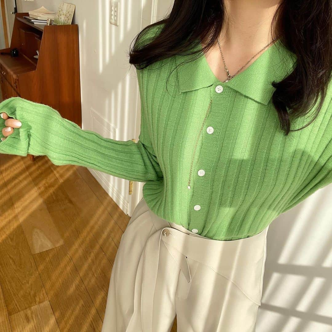 MeJiwooさんのインスタグラム写真 - (MeJiwooInstagram)「오늘의 프리오더 아이템💚  골지 카라 가디건 니트에요. 유연한 촉감에 부담없는 원사 텍스처로 유연하게 착용하실수 있어요. 예민하신붐들도 큰 거슬림없이 초이스 하실 수 있구요, 오픈하셔서 가벼운 니트 가디건처럼, 클로징하셔서 저처럼 단품 느트웨어처럼! 단정하고 깔끔하면서, 데일리하고 두루두루 손이 가실 잇템이랍니다.  스탠다드한 아웃핏에 소매기장이 길어 여리해보이면서 롤업하여 연출하시기도 좋을거에요. 총장은 골반에 드롭되어 너무 짧거나 길지도 않으니 적당한 무드로 즐겨주세요✨ 판매가 45000원에 할인률 적용시 4만원 초반대로 구매 가능하시니 굿 초이스~~ (요건 제이템이야, 진짜 강추, 컬러 4가지있는데 다른 컬러들두 이쁨 !!!) 연두가 젤 화사하구 나머지 3가지 컬러는 데일리해요!  울 30 / 레더스 70 혼용률 참고해주세요☺️」1月25日 12時13分 - mejiwoo103