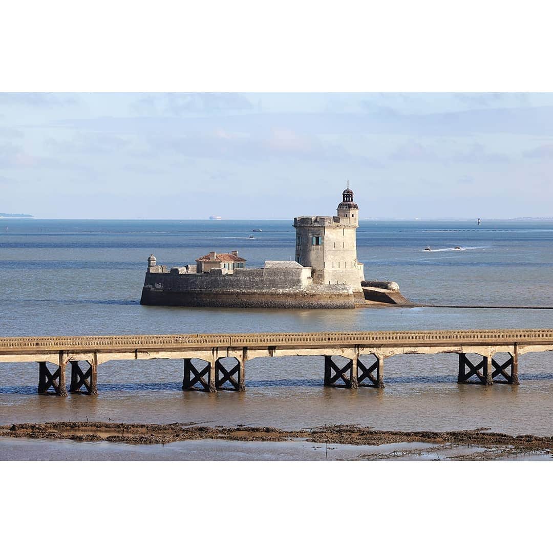 テレビ朝日「世界の街道をゆく」さんのインスタグラム写真 - (テレビ朝日「世界の街道をゆく」Instagram)「潮の匂いを嗅ぎながら、およそ3キロの橋を渡りオレロン島に向かいます。干満の大きい遠浅の海に築かれた灯台を兼ねた砦に、フランスとイングランドが幾度となく争った、この地の歴史を思いました。島の海岸に立つと、そんな歴史を忘れさせるかのように、穏やかな潮風が吹き抜けていきました。 人々が「今は自然の息吹を感じられる素朴な漁業の島だ」と言います。道沿いに並ぶカラフルな小屋は牡蠣の養殖道具の物置だそうで、時の流れが一瞬止まったかのように感じられます。 日本の小豆島よりやや広いという島には、牡蠣の養殖池が点在します。夕暮れ前、漁師がまだ稚い牡蠣を池に入れる作業に精を出していました。こちらの池にはだいぶ育った牡蠣が・・・。そろそろ食べ頃だと、女性が日差しを照り返す海を見つめていました。  #世界の街道をゆく #キヤノン #テレビ朝日 #坂東巳之助 #canon 写真　#EricBARNABE #大西洋の潮風渡る道 #フランス #オレロン島 #FRANCE #Républiquefrançaise #ÎledOléron」1月25日 12時19分 - tvasahi_kaidou