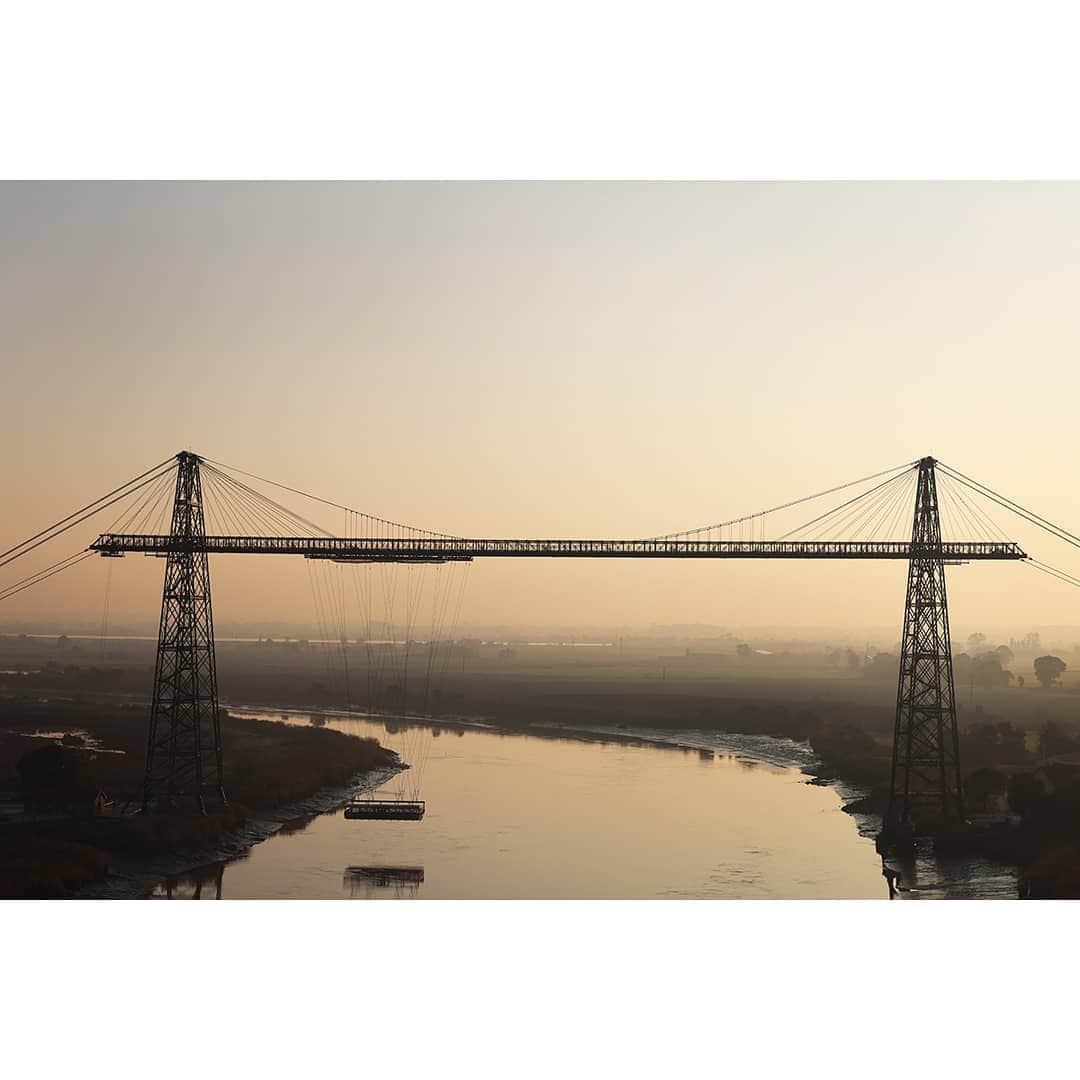 テレビ朝日「世界の街道をゆく」さんのインスタグラム写真 - (テレビ朝日「世界の街道をゆく」Instagram)「アキテーヌ地方、シャラント川の河口近くを走っていると、川を跨いで建つ巨大な建造物を目にしました。ロシュフォール運搬橋。高い帆柱を持つ帆船が通過するために1900年に建造された機械仕掛けの橋です。高さ66メートルから吊るされたゴンドラが、人や荷をのせて両岸を行き来します。 管理人が、かつてここを行き交った美しい帆船がロシュフォールに保存されていると教えてくれました。海事博物館のガイドが案内してくれたエルミオンヌ号。 18世紀、ラファイエット侯爵はこの帆船で大西洋を渡り、アメリカ独立戦争に貢献し、帰港後フランス革命にも参加したといいます。侯爵を乗せたことで世界史に名を残したこの名船は、現在復元が最終段階です。 こちらは、17世紀、ルイ14世の命で開かれた海軍工廠のロープ工場。船の艤装に欠かせないロープが今も造られています。女性が「この地には大海原をゆく船の歴史が息づいている」と言いました。  #世界の街道をゆく #キヤノン #テレビ朝日 #坂東巳之助 #canon 写真　#EricBARNABE #大西洋の潮風渡る道 #フランス #ロシュフォール #ロシュフォール運搬橋 #エルミオンヌ号 #FRANCE #Républiquefrançaise #Rochefort #PontTransbordeur #LHermione」1月25日 12時17分 - tvasahi_kaidou