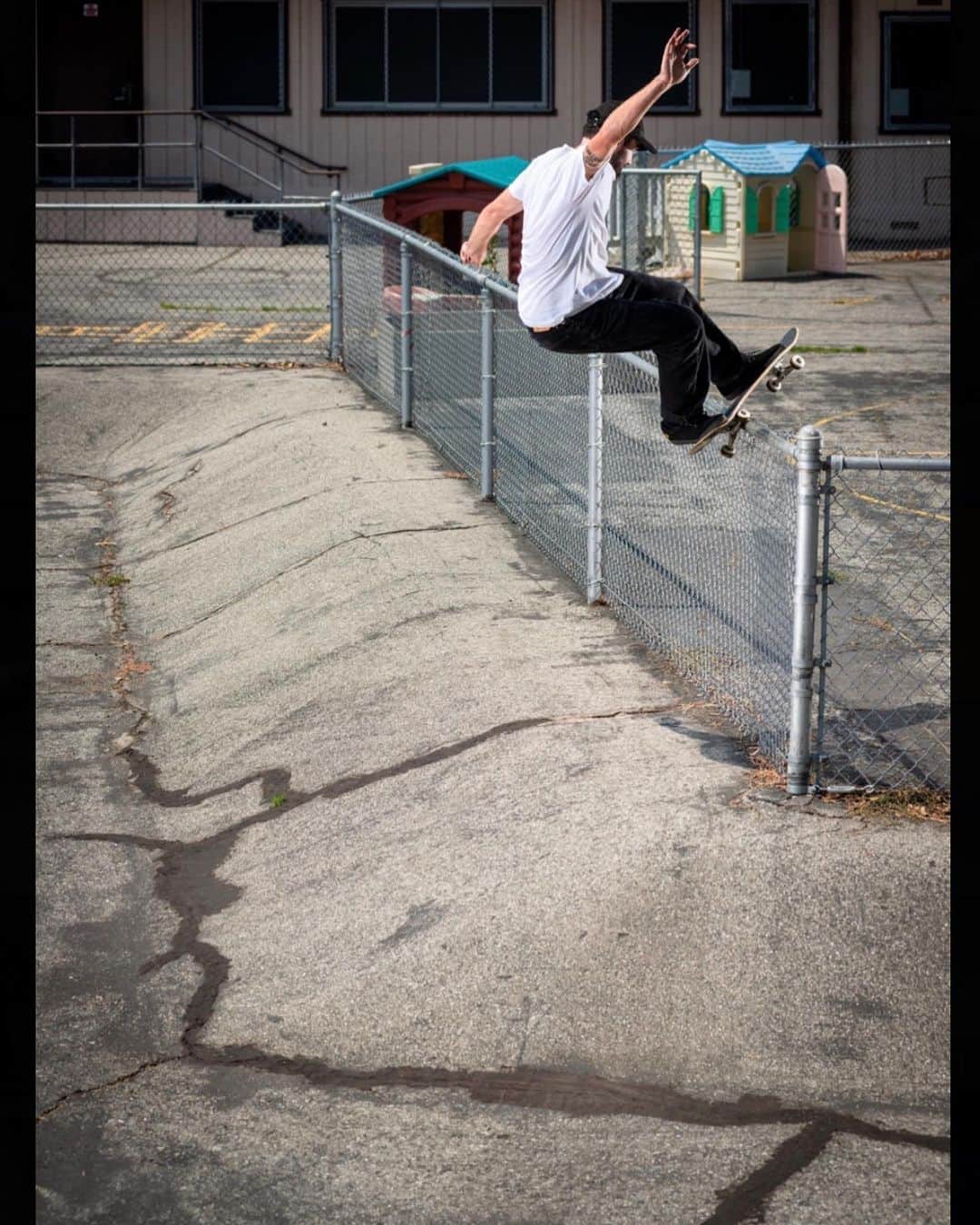マット・バーガーのインスタグラム：「Fencing front feeble grinds for @boneswheels in @thrashermag   📷 @kyleseidler」