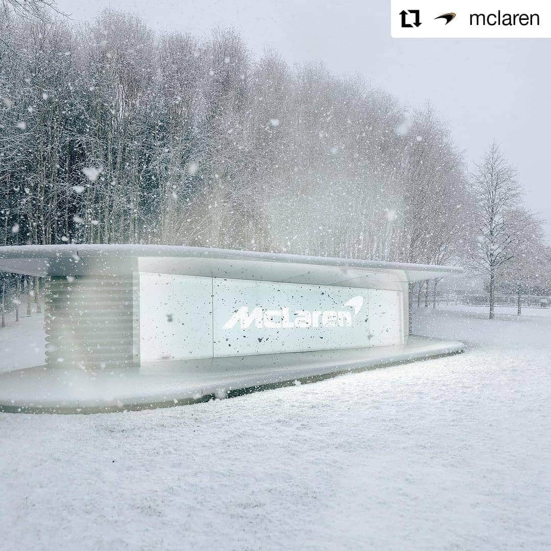 F1さんのインスタグラム写真 - (F1Instagram)「Wintery scenes at McLaren HQ 😍❄️  📸 #Repost x @mclaren   #F1 #Formula1 #McLaren #SnowDay」1月25日 3時20分 - f1