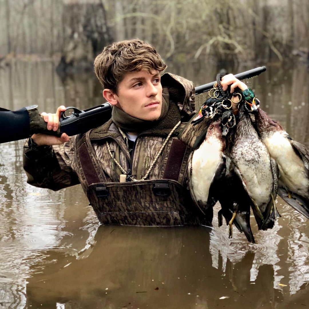 Dylan Dauzatのインスタグラム：「High waters in the timber, heavy rain all morning made for an unpredictable but great morning」