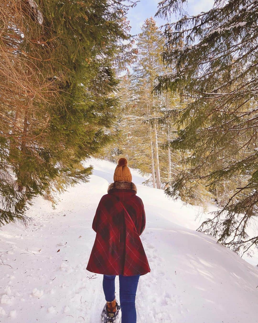 Angélineのインスタグラム：「Marcher, respirer, souffler, s’émerveiller ❄️🏔🇨🇭 ——— Merci d’avoir suivi toutes ces petites stories enneigées & d’avoir été au rendez-vous sous chaque photo. Merci aussi pour vos petits mots et d’être toujours aussi heureuse pour moi, lorsque j’ai la chance de pouvoir voyager 🤎」