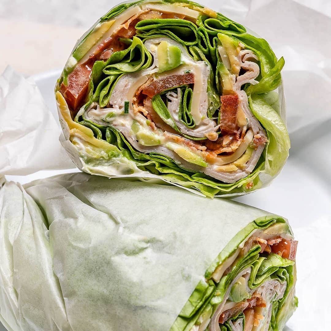 Sharing Healthy Snack Ideasさんのインスタグラム写真 - (Sharing Healthy Snack IdeasInstagram)「Ranch Chicken Club Lettuce Roll-Ups 🥑🍅🤤 by @cleanfoodcrush  NOT your average lettuce wrap!   We are pretty OBSESSED with these lettuce wraps over here at the CFC HQ! They've got all the FLAVOR and protein of our favorite deli-style sandwiches, while being a bit lighter on calories and carbohydrates (so we can save those for another time!).  . makes 2 servings   Ingredients: 3-4 very large leaves lettuce (Romaine, Butter, Red leaf, or Bibb lettuce) 5 slices nitrate-free roasted chicken, or turkey breast (I used really thin slices, use only 2-3 slices if they're thicker, about 4-5 ounces total) 1/2 a small avocado thinly sliced 2 spoonfuls of your homemade ranch sauce 1 thin slice of cheese, cut in half (optional) 1 or 2 slices cooked nitrate free bacon, sliced in half  3 thin slices of Roma tomato  For your Ranch Sauce: 1/2 cup plain Greek yogurt 1 tsp dijon mustard sea salt and fresh ground black pepper, to taste about an 1/8 teaspoon each  1 tsp garlic powder 1/2 tsp onion powder 1 Tbsp finely chopped fresh dill 2 Tbsps finely chopped chives  Instructions:  First, make the homemade ranch sauce. Add all the ranch ingredients to a very small glass bowl, then whisk until well combined. Set.  Next, let's assemble your lettuce roll-ups. Lay out a large piece of parchment paper on a cutting board. Layer the lettuce leaves as shown. Top lettuce with turkey breast, ranch, avocado, cheese, bacon, and tomato.  Start rolling it tight from one end. As you get to the end, roll it again with the parchment paper so it holds together and tighten up the end.」1月25日 3時33分 - befitsnacks