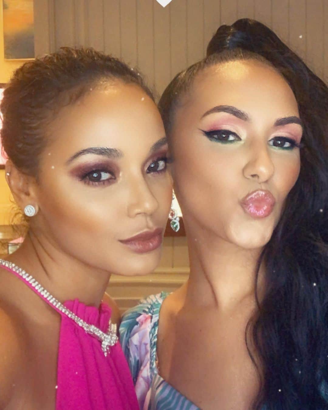 セリタ・エバンクスのインスタグラム：「Just two Caymanian queens glowing up for @bcfcayman (one of us is actually a queen 👑) @officialmissuniversecayman @mariah.tibbetts 💖🇰🇾」