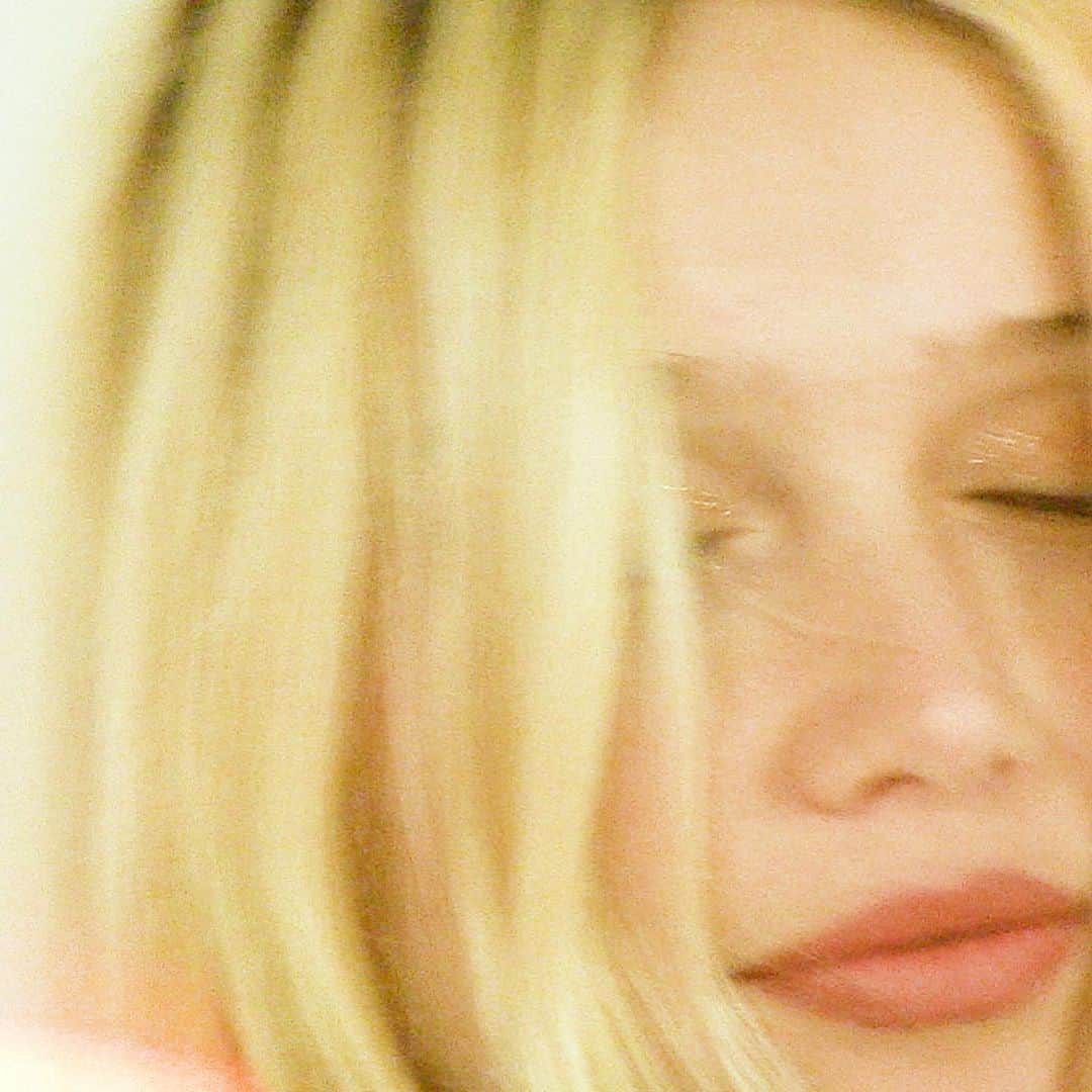 ケイリン・ルッソのインスタグラム：「I know you’re somewhere else. But still in my head, baby you should pay rent.」