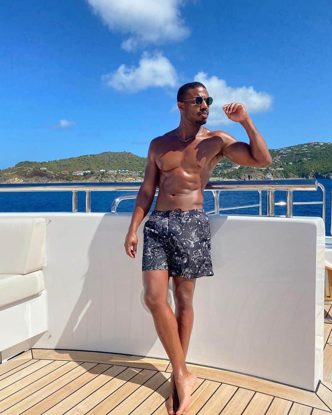 マイケル・B・ジョーダンのインスタグラム：「Spf 1000 pls 😅  📸: @loriharvey」