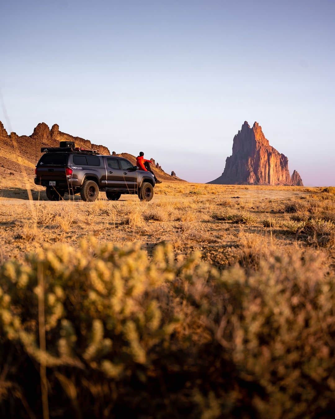 マーモットのインスタグラム：「For the adventurous souls who are fortunate to have remote work, this is the dream. Many have taken the route of building out their rig and hitting the road. It's quite the commitment to gut and re-build a vehicle. That being said, it's actually half the fun. Those of you who have built out a rig know just what we're talking about.   #Marmotclubambassador #mobileoffice   Photo: @kevinapereira」