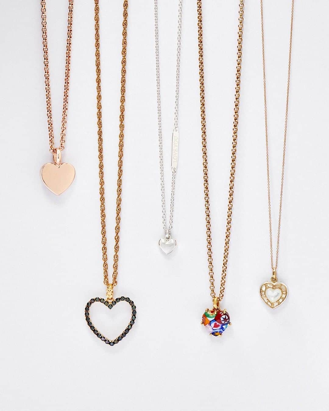 トウスのインスタグラム：「There are as many kinds of love as there are people. Find the perfect jewel for yours at TOUS. / Porque existen tantos tipos de amor como personas, encuentra en TOUS la joya perfecta para el tuyo. #ColorsOfLove #TOUSJewelry #TOUSLovers」