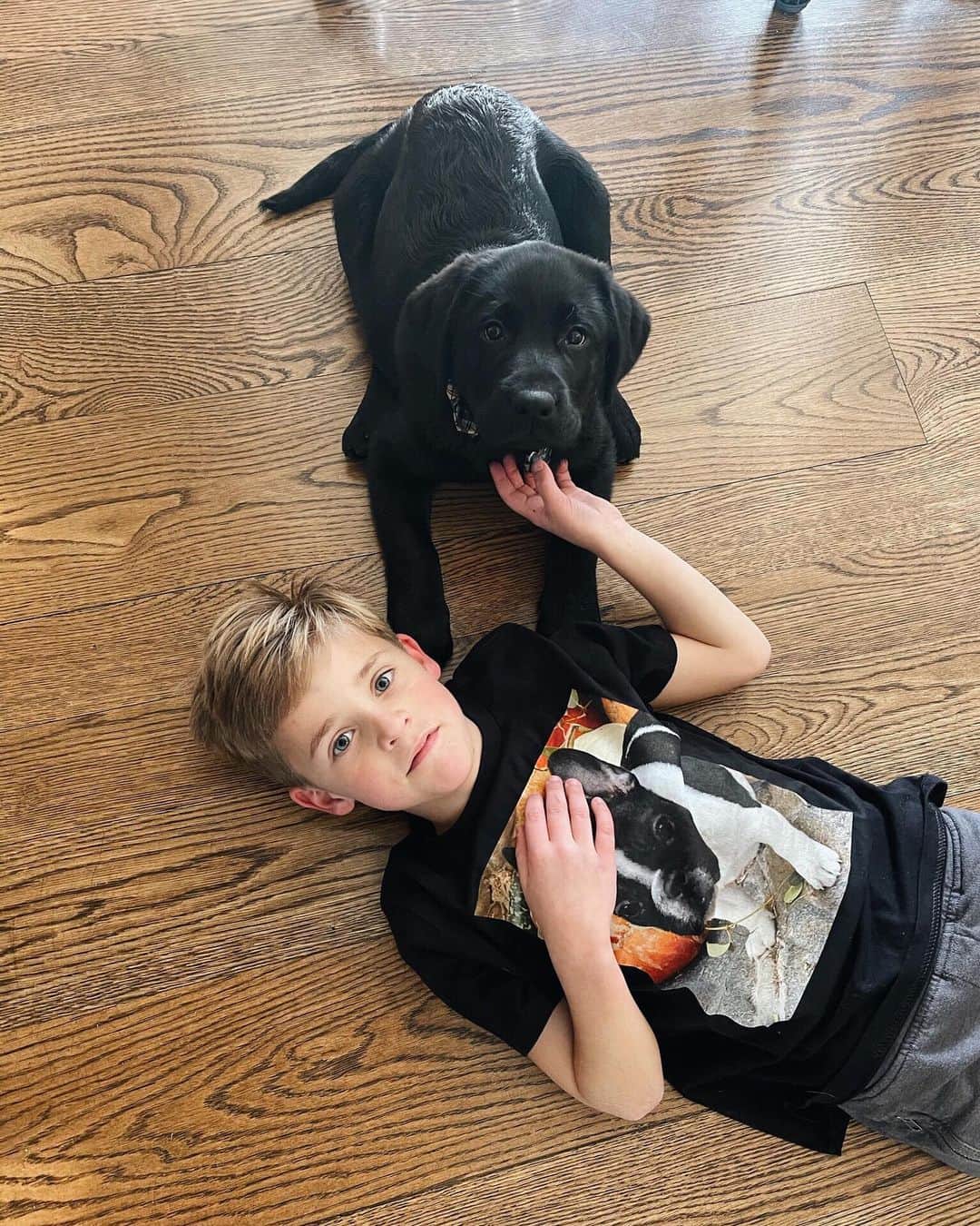 リース・ウィザースプーンのインスタグラム：「Tennessee's best bud, Major the lab puppy.... plus a very important Minnie Pearl t-shirt cameo 🥰」