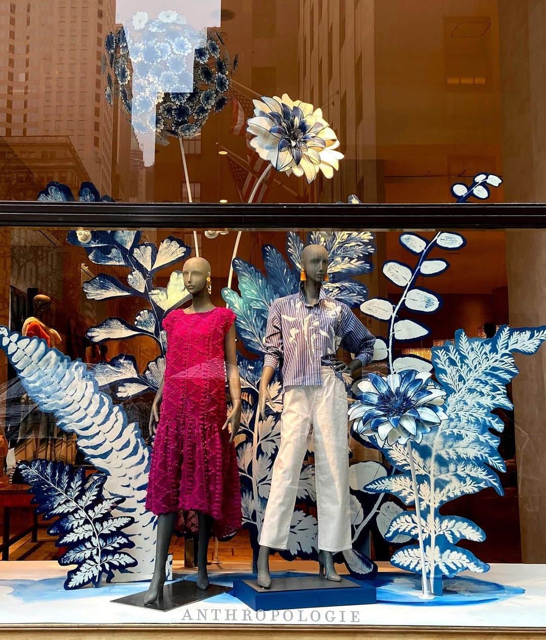 Anthropologieさんのインスタグラム写真 - (AnthropologieInstagram)「This spring, our store windows celebrate the season with beautifully made cyanotypes – or sun-prints ☀️ Watch our stories to see more, or take a closer look at your nearest Anthro shop! #AnthroWindows」1月25日 4時08分 - anthropologie