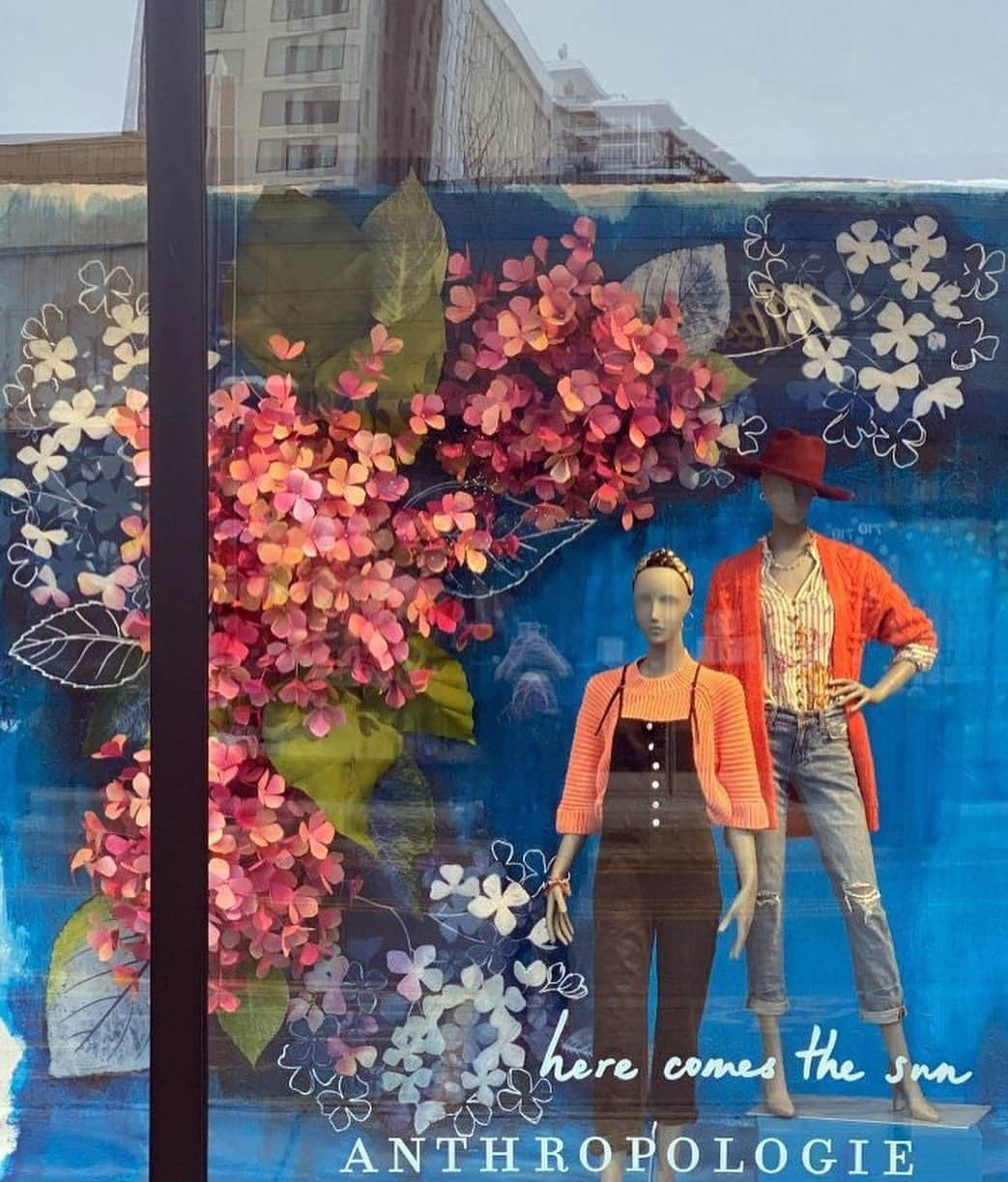 Anthropologieさんのインスタグラム写真 - (AnthropologieInstagram)「This spring, our store windows celebrate the season with beautifully made cyanotypes – or sun-prints ☀️ Watch our stories to see more, or take a closer look at your nearest Anthro shop! #AnthroWindows」1月25日 4時08分 - anthropologie