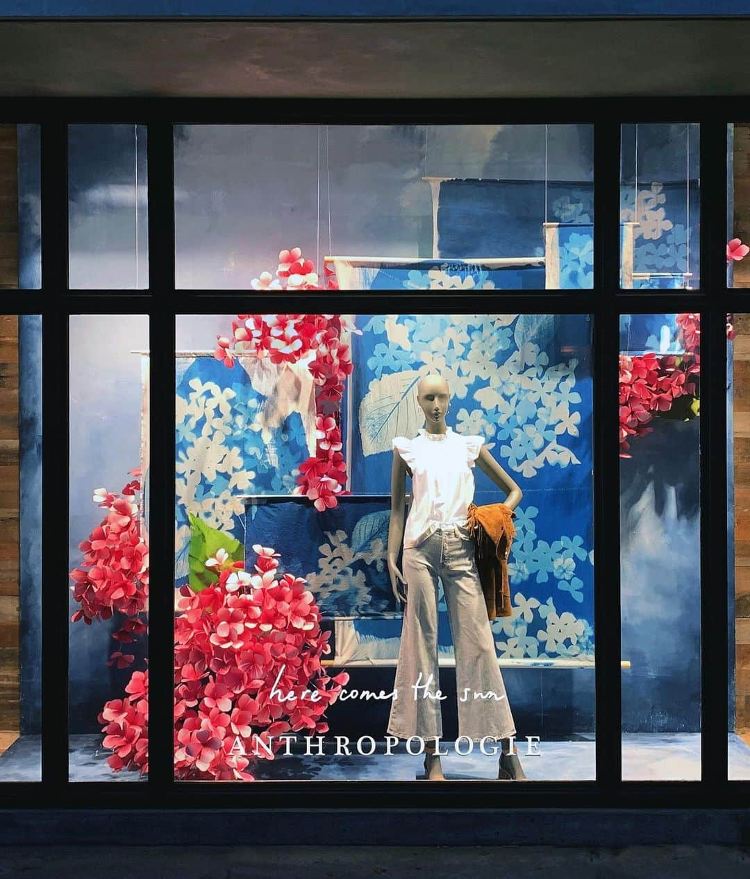 Anthropologieさんのインスタグラム写真 - (AnthropologieInstagram)「This spring, our store windows celebrate the season with beautifully made cyanotypes – or sun-prints ☀️ Watch our stories to see more, or take a closer look at your nearest Anthro shop! #AnthroWindows」1月25日 4時08分 - anthropologie