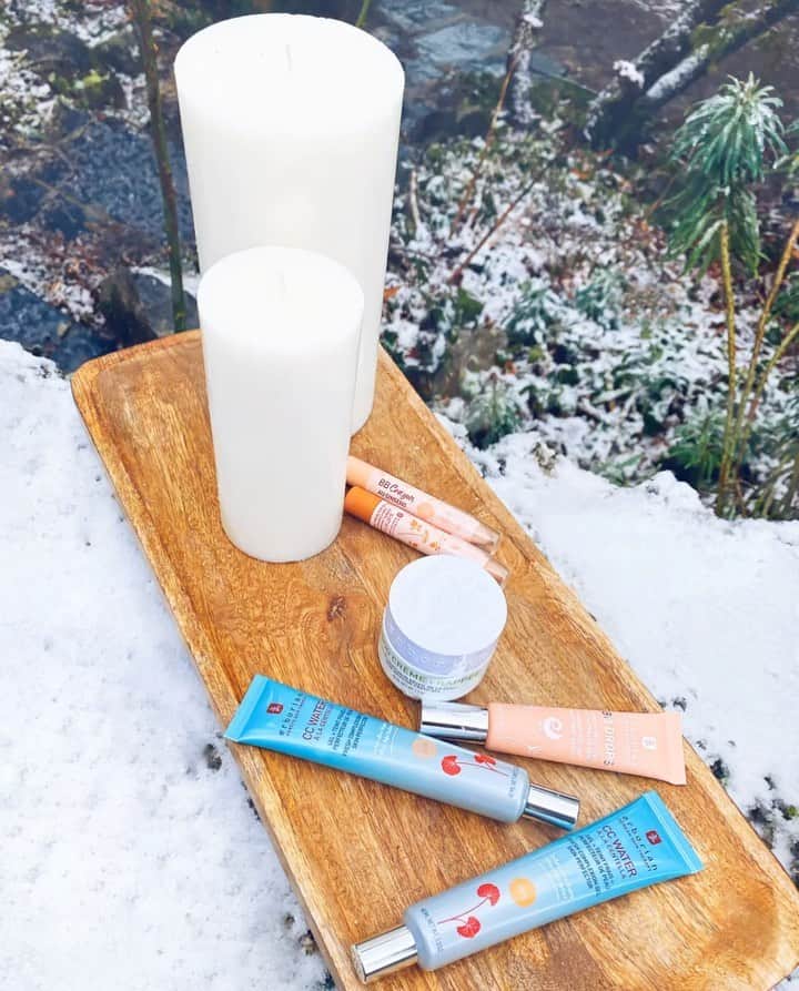 sananasのインスタグラム：「*sponsorisé *🎁 Gagnez 1 an de produits @erborian 😍Je sais que les envois presse font beaucoup rêver alors pour fêter une nouvelle année en tant qu’Ambassadrice Erborian je suis trop contente de pouvoir proposer à 5 d’entre vous, de recevoir les mêmes colis que moi tout au long de l’année et ce en avant première😆🎉En gros vous gagnez votre place sur la liste VIP 😎hé hé 📝J’ai trouvé cette idée de concours hyper originale, ça vous plaît ? Pour participer c’est easy comme toujours (je vérifie toutes les conditions 🧐) : -1 Liker ce post -2 Être abonné à mon compte insta et à celui d’ @erborian  -3 Poster un commentaire en taguant 2 personnes ! (Un commentaire par personne si vous voulez maximiser vos chances 😉)  Vous avez jusqu’au 31 janvier inclus pour participer 💚🍀  PS : Sur la photo c’est la nouveauté 😍La CC Water ! Je vous en reparle très bientôt mais encore une fois la marque a fait fort avec ce gel qui se transforme en perfecteur de teint au fini hyper léger 😍Je suis fan ! C’est une texture entre le gel et l’eau qui est gorgée de pigments qui se transforment lorsque vous travaillez la matière ! Et bien sûr, renforcé en acide hyaluronique pour une formule complète entre le make up et le soin comme toujours👌🏻🙌🏻 On adore ! # PostSponsoriseParErborian」