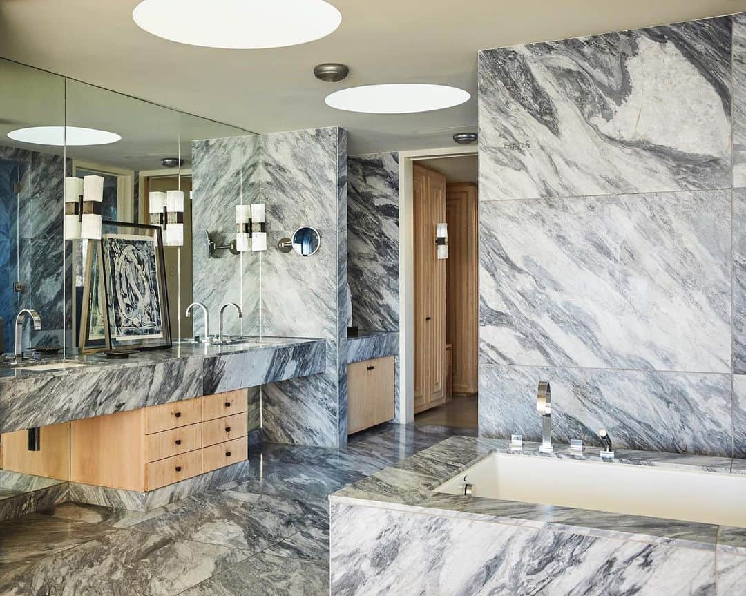 ケリーウェアスラーのインスタグラム：「ABOVE THE TIDE. A castaway allure with a sun-bleached color palette consisting of shades of driftwood taupe, misty gray, and watery green. The wave-patterned marble walls of this seaside bathroom create a seamless transition between the outside California seascape and inside residence. XK」