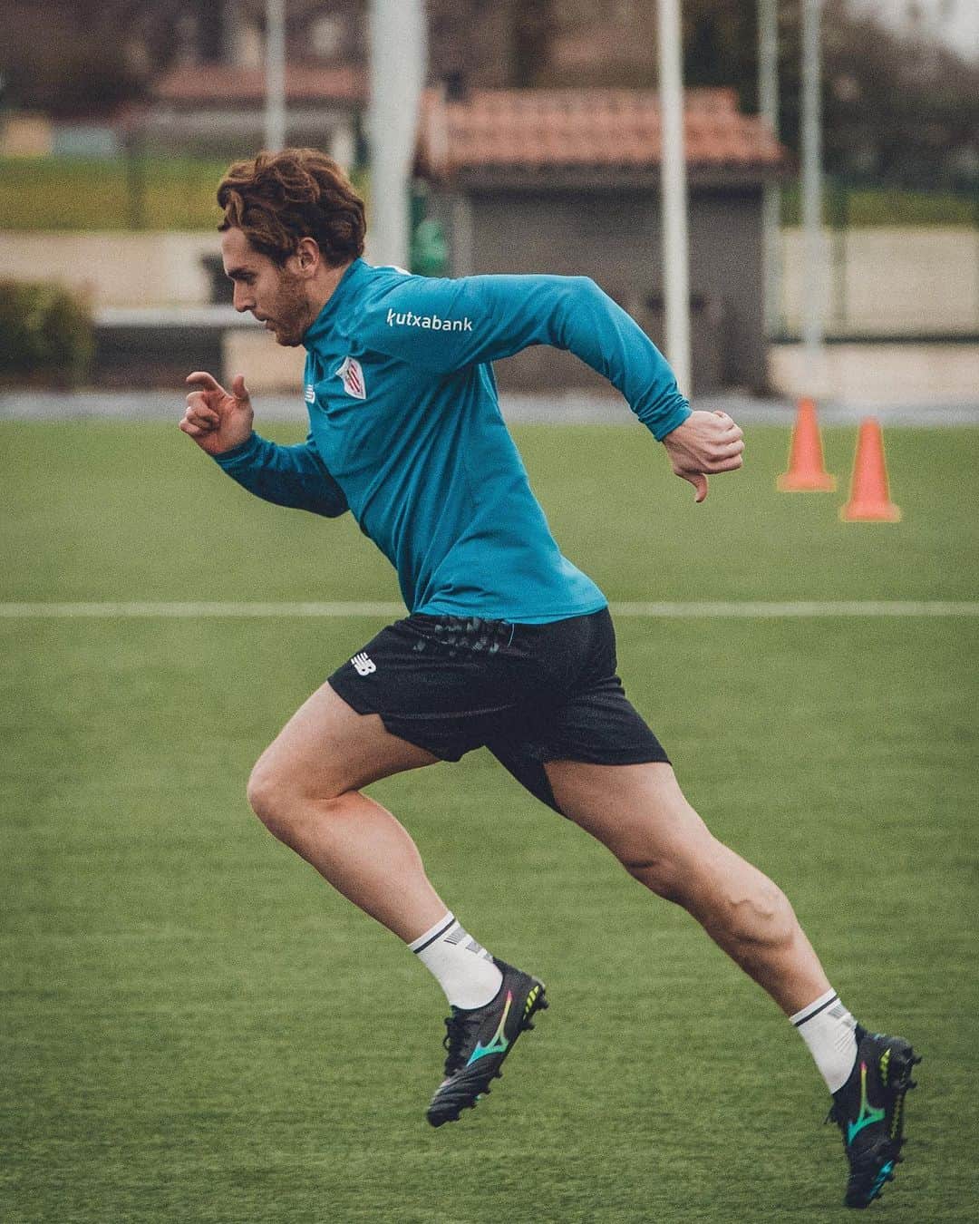 イバイ・ゴメスのインスタグラム：「Hora de @laliga 🧠⚽️ Aupa @athleticclub ! 🦁🔴⚪️」