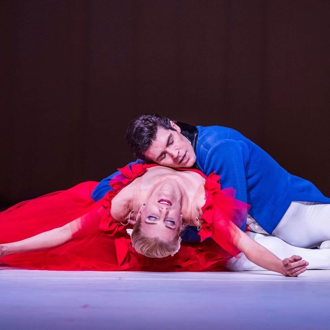 ロベルト・ボッレのインスタグラム：「Posted @withregram • @royaloperahouse Stream come true  Don't forget that The Royal Ballet's Marguerite and Armand (starring @zenaidayanowsky and @robertobolle) is still available to watch on demand!  Frederick Ashton created the piece for Rudolf Nureyev and Margot Fonteyn in 1963 as a celebration of their unique dance partnership.  The narrative was drawn from the play La Dame aux camélias by Alexandre Dumas fils, which also inspired Verdi’s opera La traviata. Ashton concentrates the play’s tragic essence in choreography of great intensity - Fonteyn recalled that rehearsals for the work contained ‘a passion more real than life itself’.  Head to stream.roh.org.uk to watch now for just £3!  #OurHouseToYourHouse」