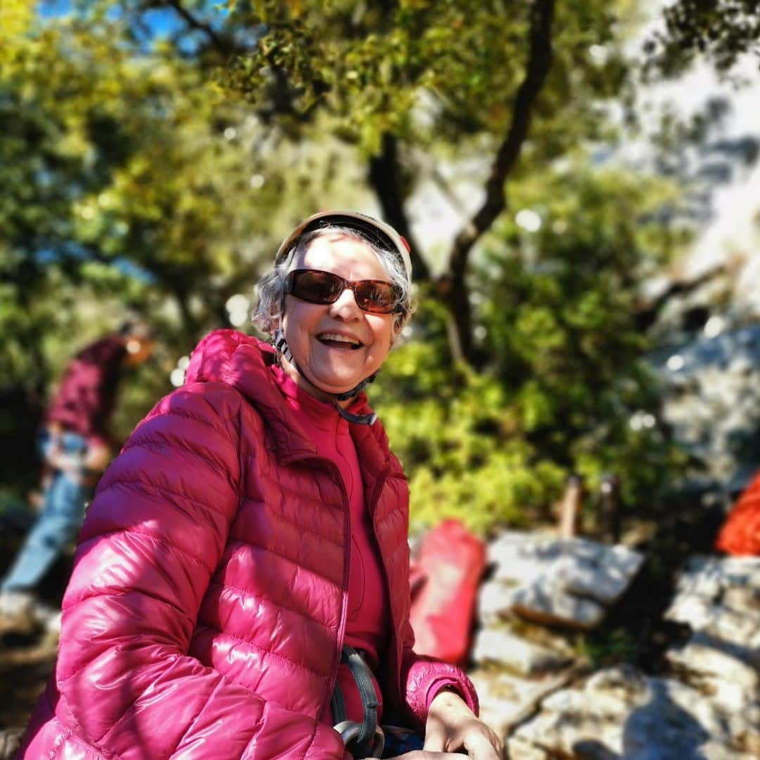 ニナ・カプレツのインスタグラム：「80 years old “Madame Le Menestrel”.  6a at the sharp end with a big smile.  One of those moments when I realize that climbing has no age and that it is an endless source of happiness and joy of life... 👌👌👌  #lovelife #loveclimbing」
