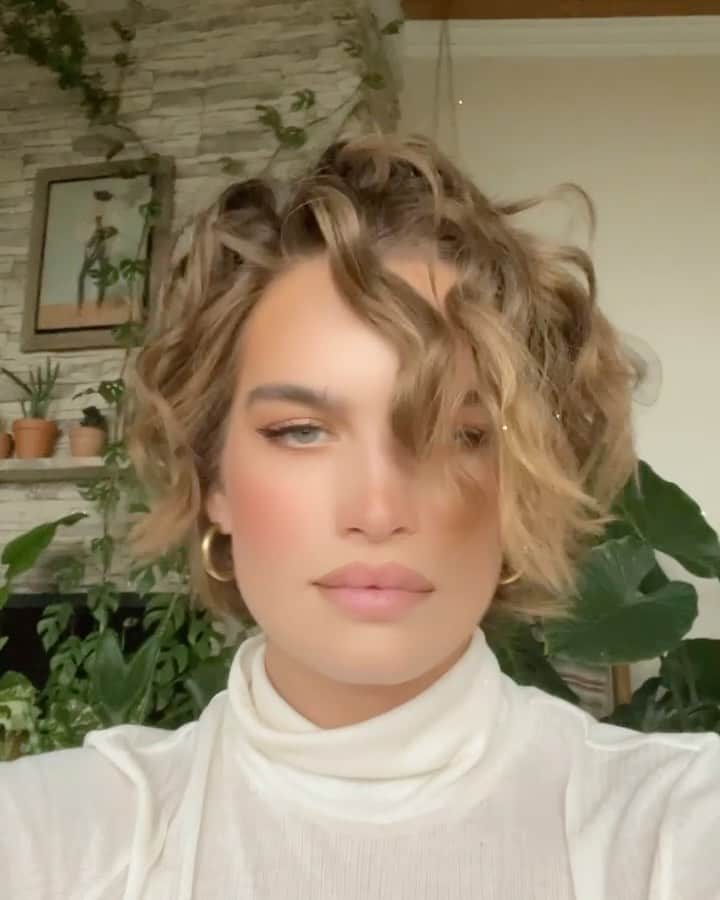 ストーミ・ヘンレイのインスタグラム：「Clean hair don’t care lol loving this new dry shampoo powder I found on @pildoranow 🙌🏼 Stormi10 is my code🤍」