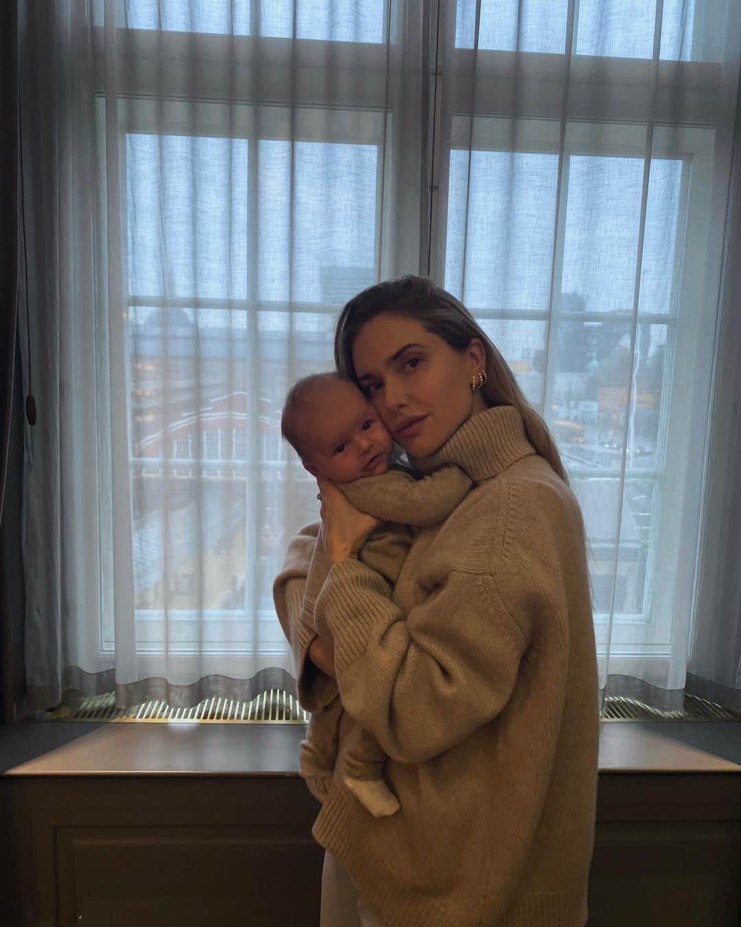ペニーレ・タイスベックのインスタグラム：「Tiny squishy cheeks🤍」