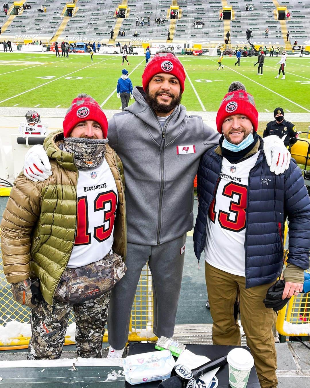 Dude Perfectさんのインスタグラム写真 - (Dude PerfectInstagram)「PUMPED for the #NFCChampionship game at Lambeau! 🏈🏟 Huge thanks to our guy @mikeevans for the tickets! Who you got: Packers or Bucs?」1月25日 4時37分 - dudeperfect