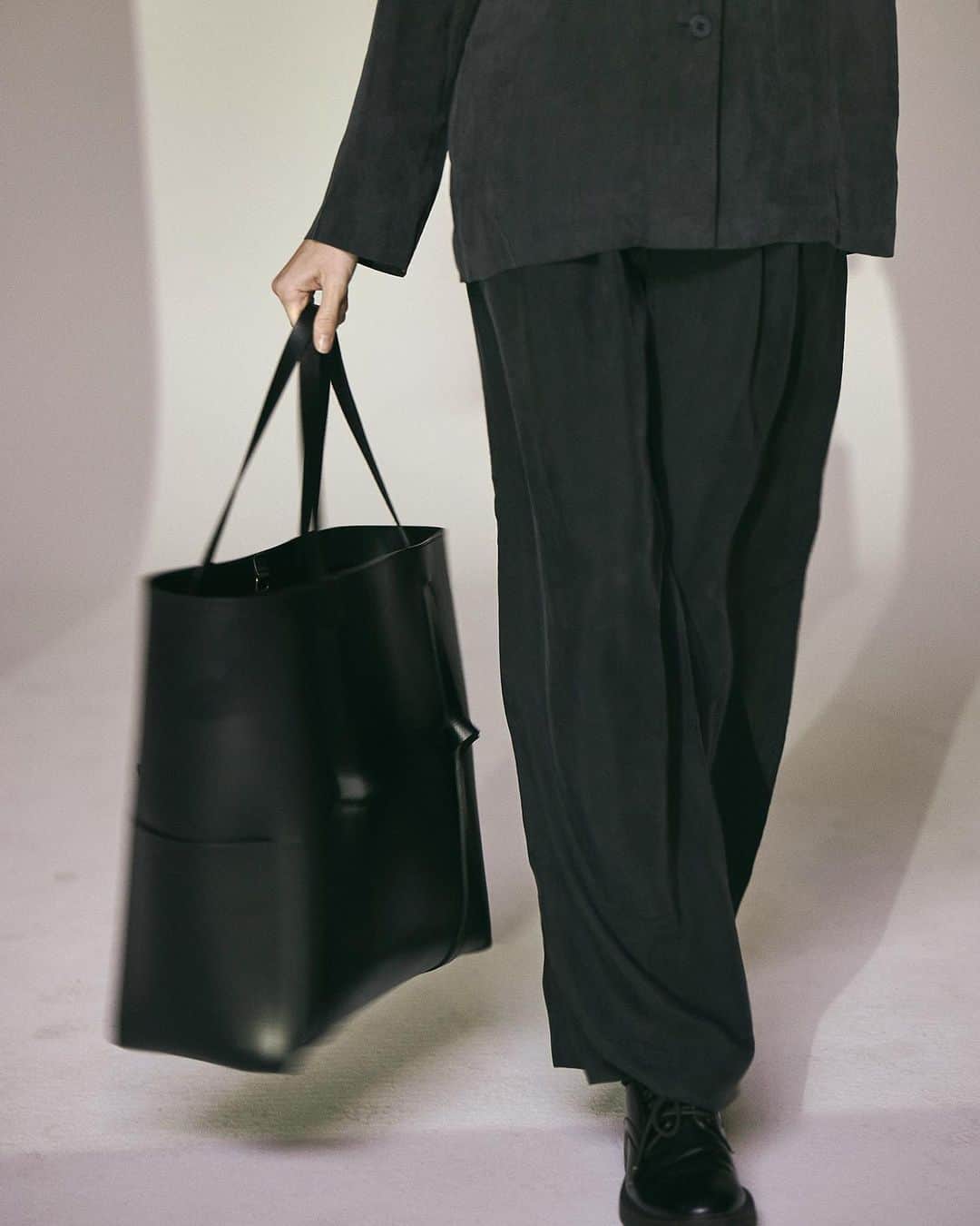 JanessaLeoneのインスタグラム：「BAG 02 ___ Our large carry-all weekender tote available in black and cognac.  #janessaleone」