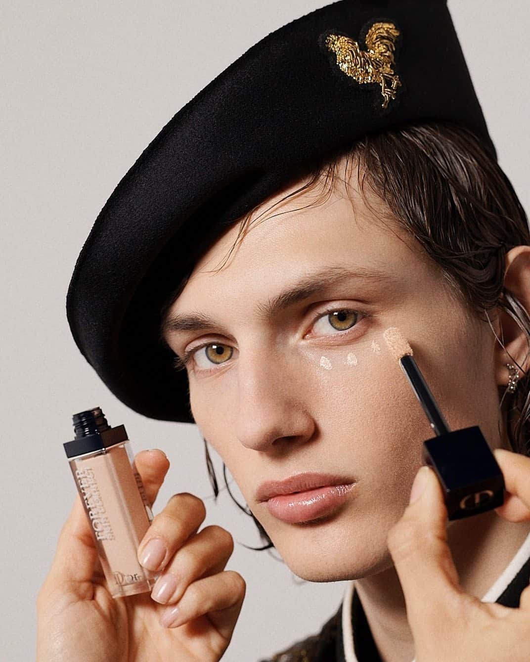 Dior Makeupのインスタグラム：「'@peterphilipsmakeup, Creative & Image Director of Dior Makeup, used the Dior Forever Skin Correct for small touch-ups to even out the complexion on the models. Get this natural and luminous look! • DIOR FOREVER SKIN CORRECT • #diormakeup #diorbackstage #DiorMenWinter21」